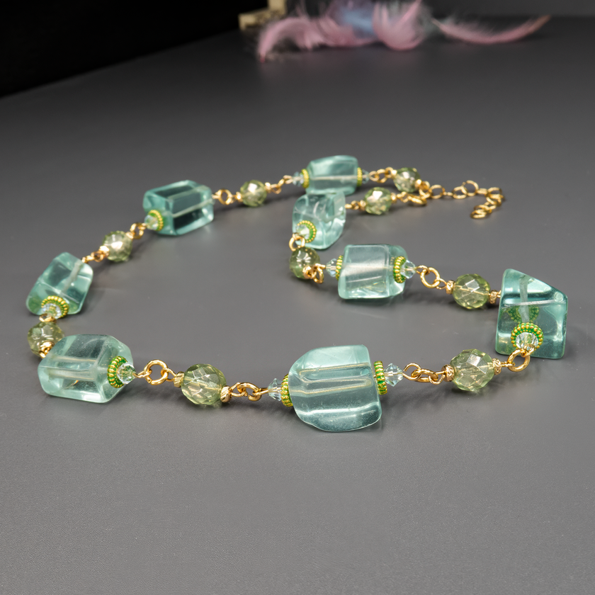 תכשיט מרהיב בעבודת יד שמשלב כחול קרחוני עם תכלת רך, נגיעות זהב עדינות ומבנה אסימטרי שמעניק תחושת זרימה טבעית. הקולר יושב בצורה אלגנטית על הצוואר ומשלים כל הופעה באווירה של ים, שמיים וחופש. החרוזים הבולטים יוצרים נוכחות, אך בזכות החיבורים העדינים מתקבל מראה הרמוני ומעודן. תכשיט שיכול להפוך לפריט הדגל של כל מלתחה.