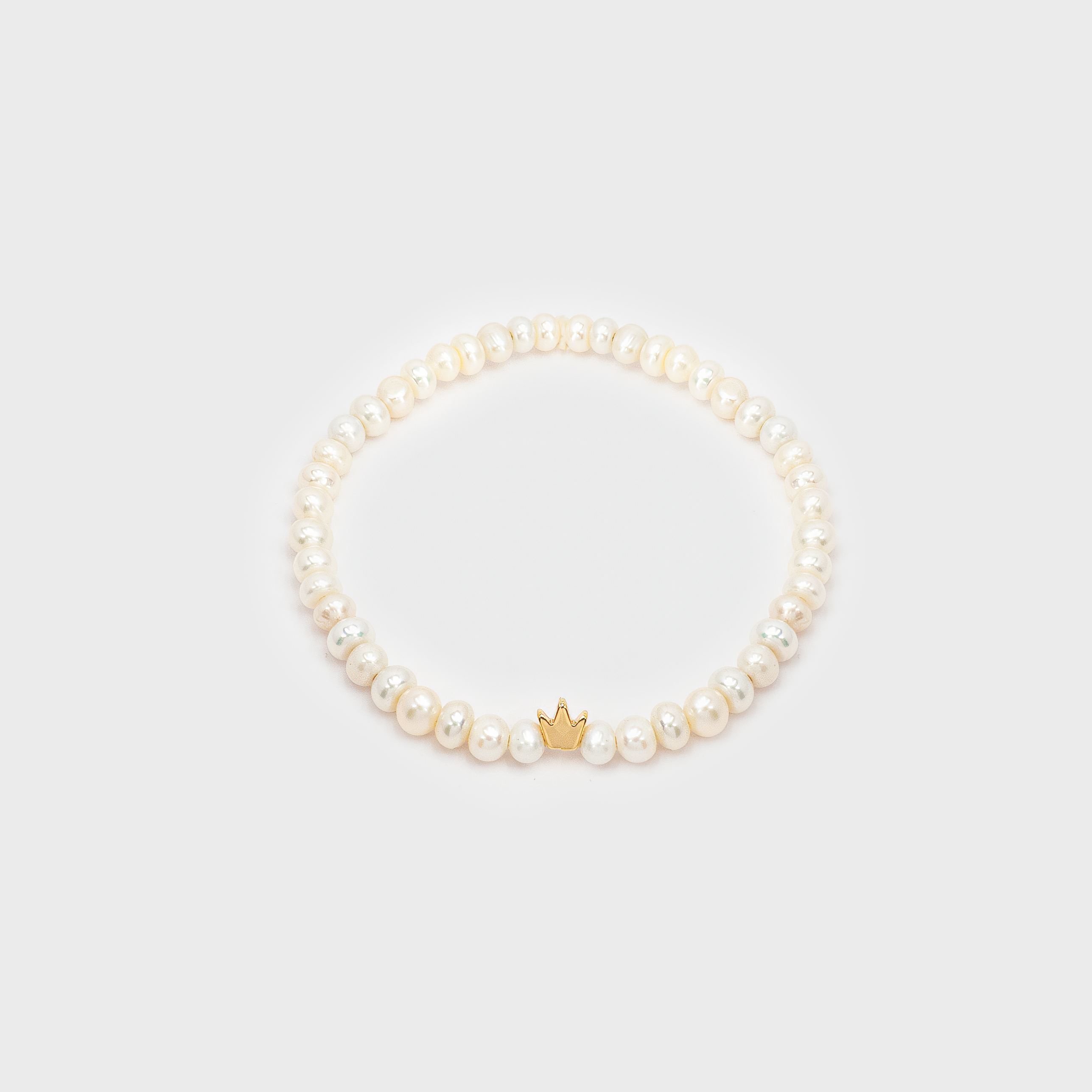 צמיד פנינים אמיתיות על בסיס גומי גמיש, ללא סוגר – נוח, קל לענידה ומעוצב באלגנטיות טבעית. פנינים לבנות משתלבות בהרמוניה עם תליון עדין שמוסיף נגיעה אישית ועיצובית. הצמיד מתאים לכל מידה, משתלב נהדר עם סגנון יום-יומי וגם עם לבוש ערב. מתנה נפלאה לאישה שאוהבת תכשיטים עם תחושת חופש, רכות וסטייל. פתרון פרקטי ואלגנטי למי שמעדיפה עיצוב נקי ונוחות מרבית.