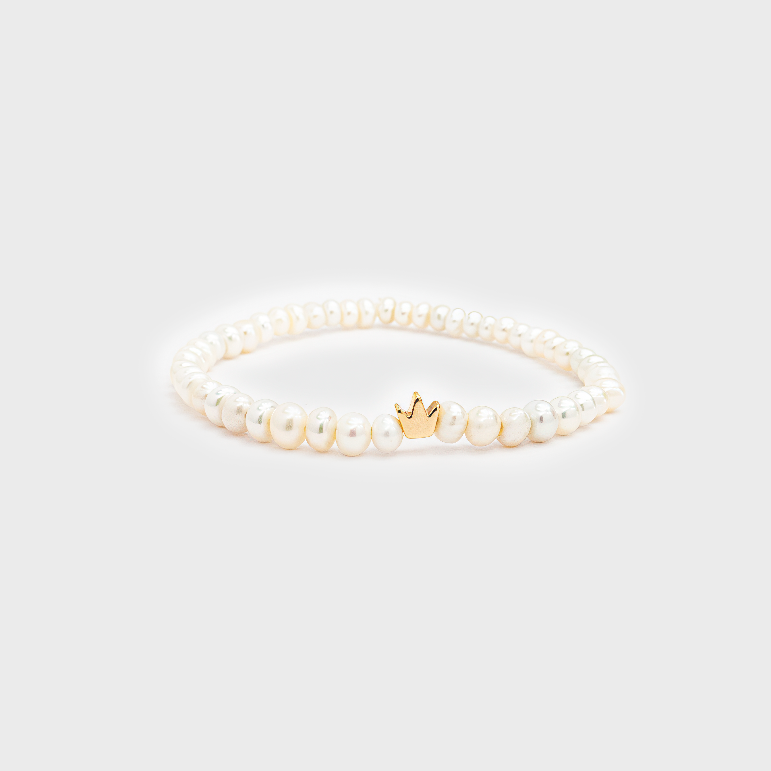 צמיד בעיצוב חכם – עשוי פנינים אמיתיות מושחלות על גומי איכותי ללא סוגר, עם תליון קטן ומעוצב שמשלים את המראה. תכשיט שמאזן בין נוחות לאלגנטיות, ומשדר רוך ונשיות. מושלם כמתנה לחברה, כלה, או לעצמך. מתאים לענידה יומיומית וגם לרגעים חגיגיים. תכשיט גמיש שמתאים עצמו למשתמשת, מעניק תחושת ייחוד וטאץ’ עיצובי עדין ומודרני.