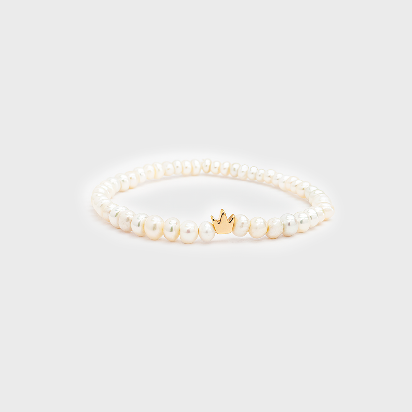 צמיד בעיצוב חכם – עשוי פנינים אמיתיות מושחלות על גומי איכותי ללא סוגר, עם תליון קטן ומעוצב שמשלים את המראה. תכשיט שמאזן בין נוחות לאלגנטיות, ומשדר רוך ונשיות. מושלם כמתנה לחברה, כלה, או לעצמך. מתאים לענידה יומיומית וגם לרגעים חגיגיים. תכשיט גמיש שמתאים עצמו למשתמשת, מעניק תחושת ייחוד וטאץ’ עיצובי עדין ומודרני.