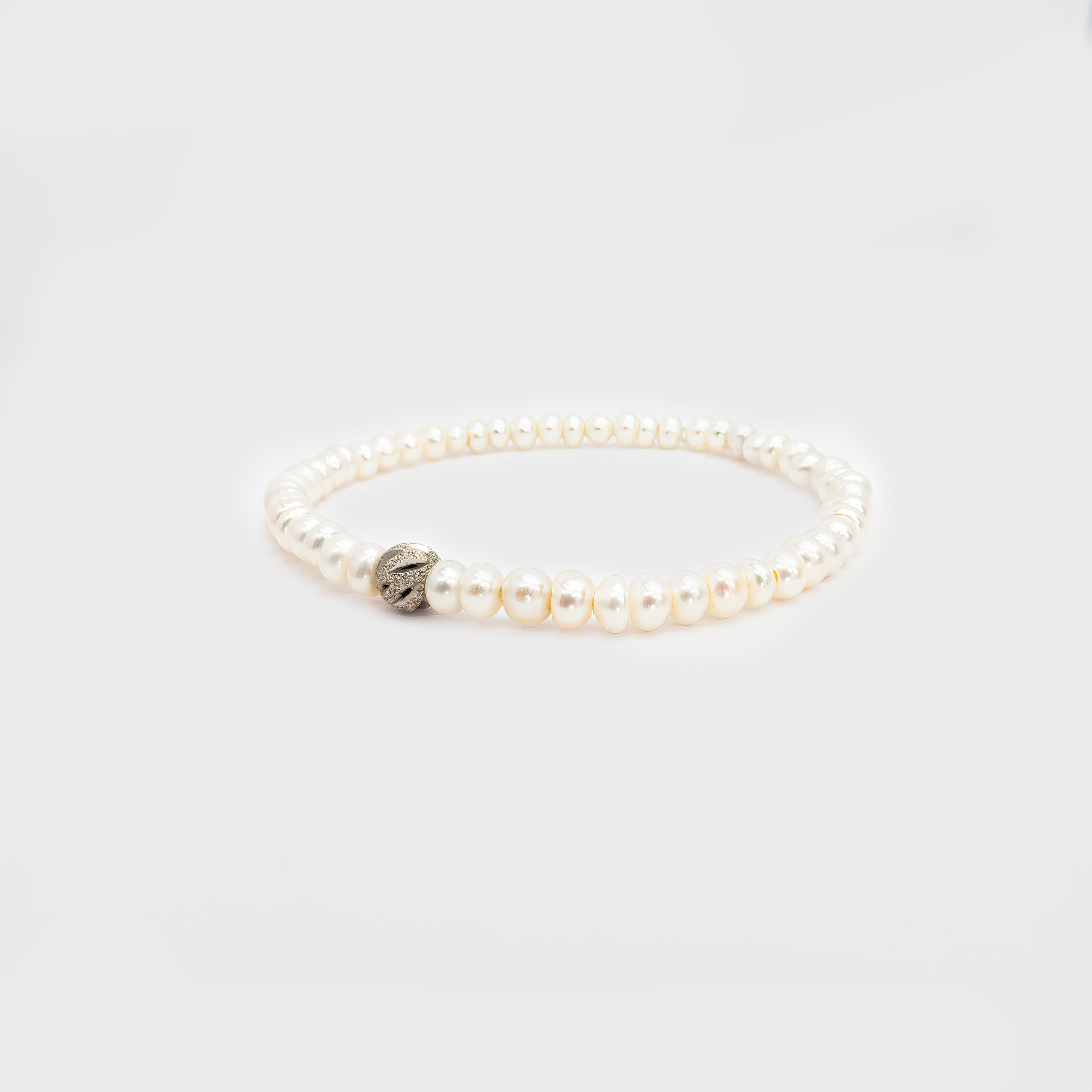 צמיד פנינים אמיתיות ללא סוגר, עם בסיס גומי נוח ותליון עדין במרכזו – תכשיט נשי בעיצוב מודרני ומינימליסטי. אידיאלי לנשים שאוהבות נוחות אך לא מוותרות על סטייל. הצמיד מתאים לכל גיל ולכל מידה, משתלב נהדר עם שעון או תכשיטים נוספים. מתנה נפלאה ליום הולדת, יום אהבה, או סתם רגע של תשומת לב. שילוב של פנינים קלאסיות ועיצוב עכשווי.