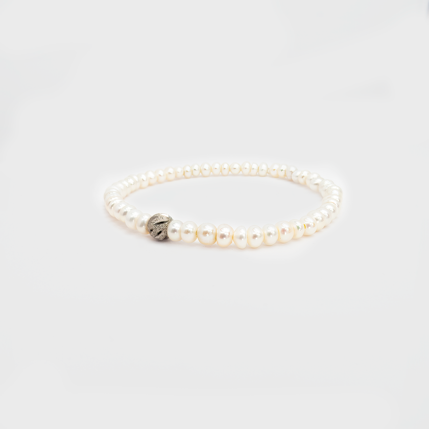 צמיד פנינים אמיתיות ללא סוגר, עם בסיס גומי נוח ותליון עדין במרכזו – תכשיט נשי בעיצוב מודרני ומינימליסטי. אידיאלי לנשים שאוהבות נוחות אך לא מוותרות על סטייל. הצמיד מתאים לכל גיל ולכל מידה, משתלב נהדר עם שעון או תכשיטים נוספים. מתנה נפלאה ליום הולדת, יום אהבה, או סתם רגע של תשומת לב. שילוב של פנינים קלאסיות ועיצוב עכשווי.