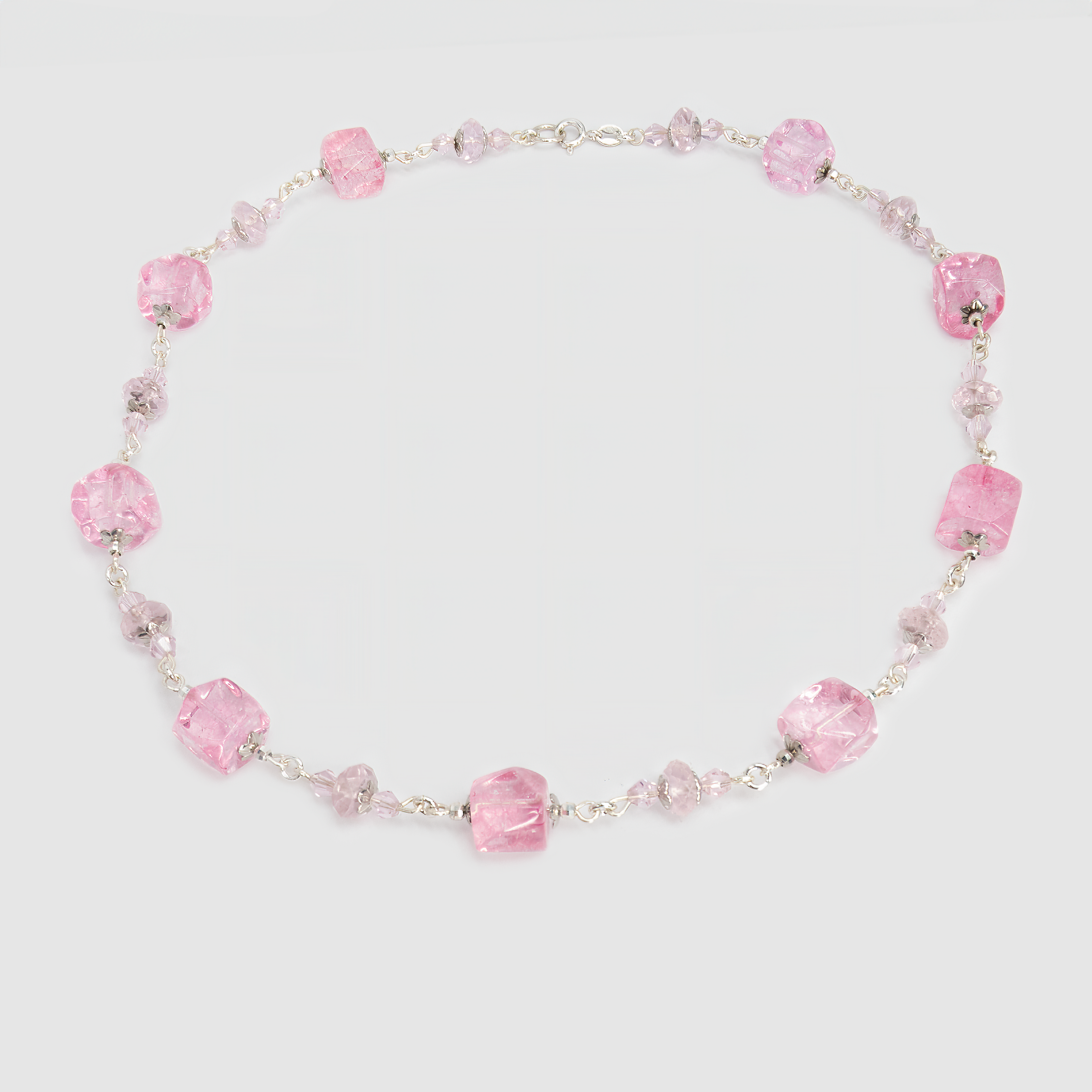 תכשיט שמתאים לאביב נצחי – ענק בגווני ורוד פסטל המעורר תחושות של פריחה, אהבה והתחלה חדשה. האבנים עוצבו בקווים נשיים, עם תחושת תנועה טבעית ועדינות אוורירית. תכשיט לאישה רכה אך חזקה, שמבקשת לבטא את עצמה באלגנטיות ויופי נעים לעין.