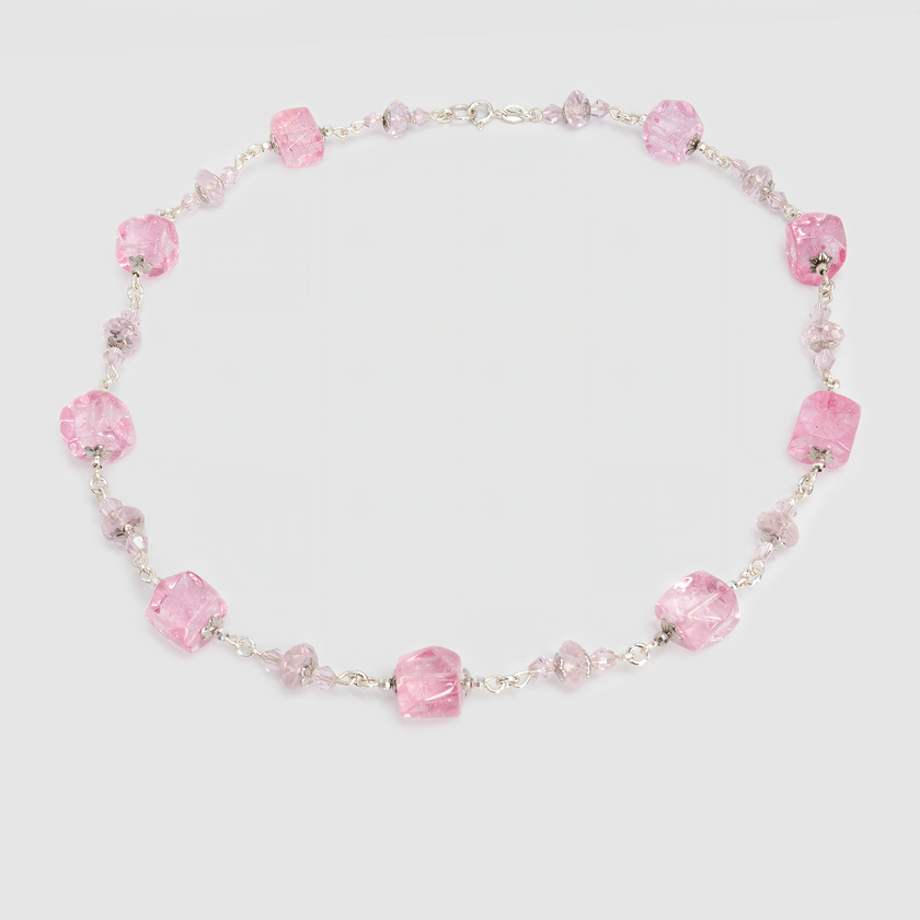 תכשיט שמתאים לאביב נצחי – ענק בגווני ורוד פסטל המעורר תחושות של פריחה, אהבה והתחלה חדשה. האבנים עוצבו בקווים נשיים, עם תחושת תנועה טבעית ועדינות אוורירית. תכשיט לאישה רכה אך חזקה, שמבקשת לבטא את עצמה באלגנטיות ויופי נעים לעין.