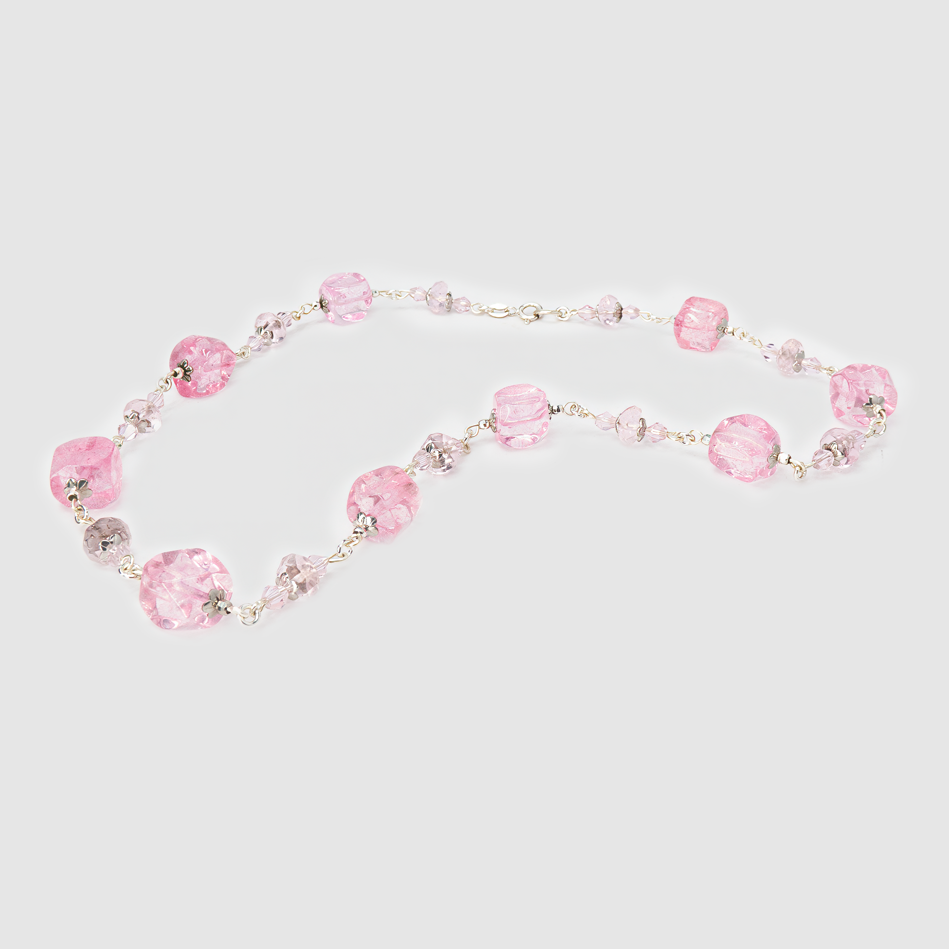 ענק בעבודת יד משובץ באבנים בגווני ורוד עדין – רוז קוורץ, אופל ורדרד ואבנים שקופות עם גוון חלבי ורך. העיצוב משדר רומנטיקה, עדינות וטוהר, ומתאים לאישה שמחפשת תכשיט עם נוכחות שקטה ומלאת קסם. מושלם להשלמת לוק אביבי, לשמלת כלה או כמתנה עם משמעות.