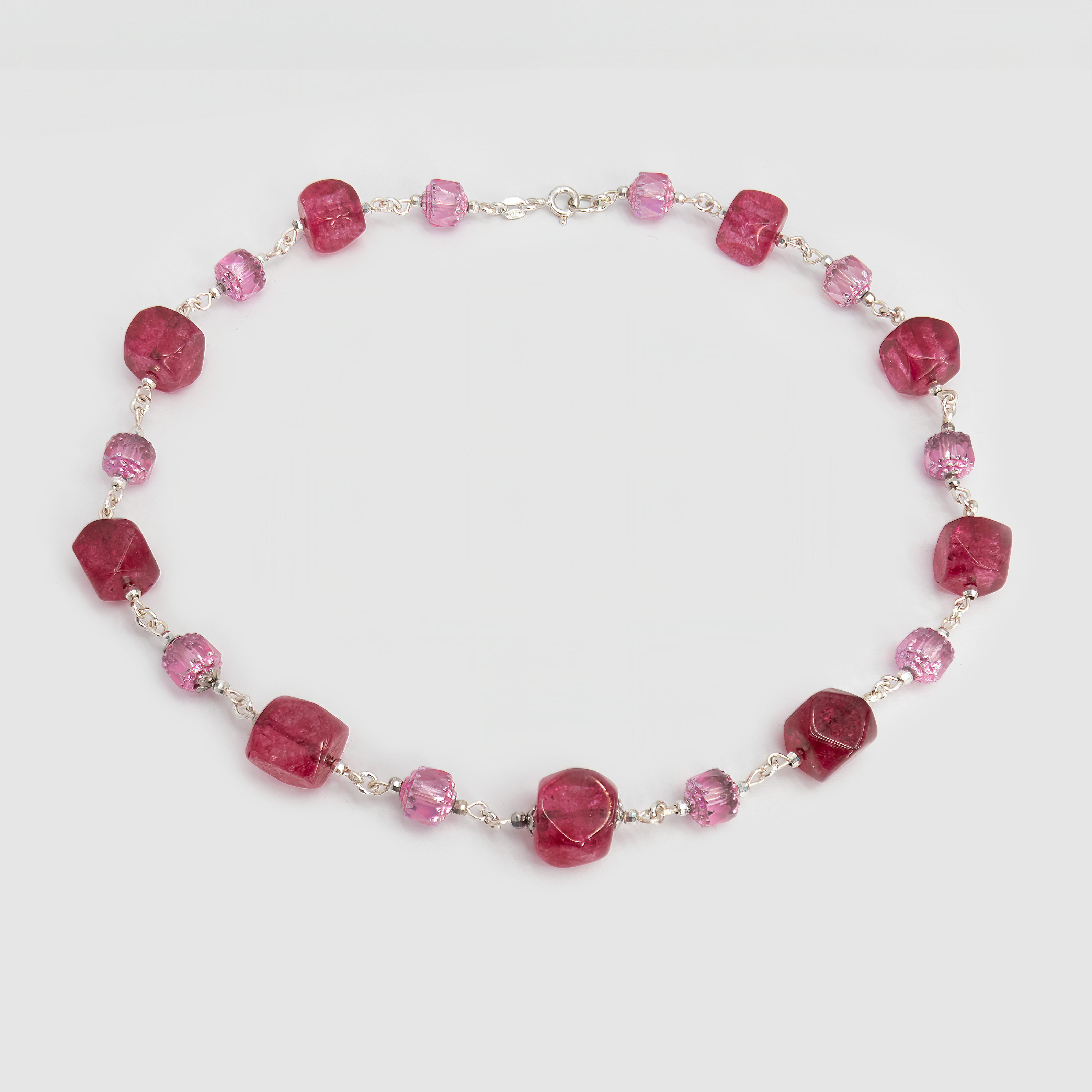 שרשרת אבנים צבעונית בסקאלה של ורוד רך עד בורדו בוהק. כל חרוז כאילו מצייר משיחה נוספת על קנבס של נשיות. תכשיט עם עומק רגשי, שמתאים לאישה חזקה שמחוברת לרכות הפנימית שלה. בחירה מצוינת לאירוע חגיגי או כמתנה עם משמעות.