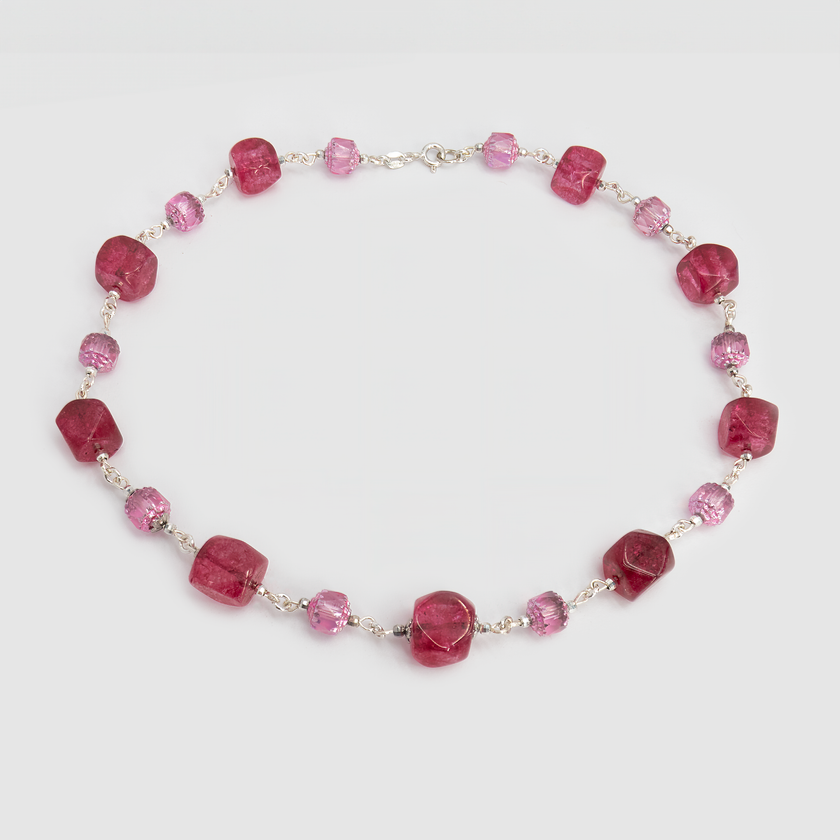 שרשרת אבנים צבעונית בסקאלה של ורוד רך עד בורדו בוהק. כל חרוז כאילו מצייר משיחה נוספת על קנבס של נשיות. תכשיט עם עומק רגשי, שמתאים לאישה חזקה שמחוברת לרכות הפנימית שלה. בחירה מצוינת לאירוע חגיגי או כמתנה עם משמעות.
