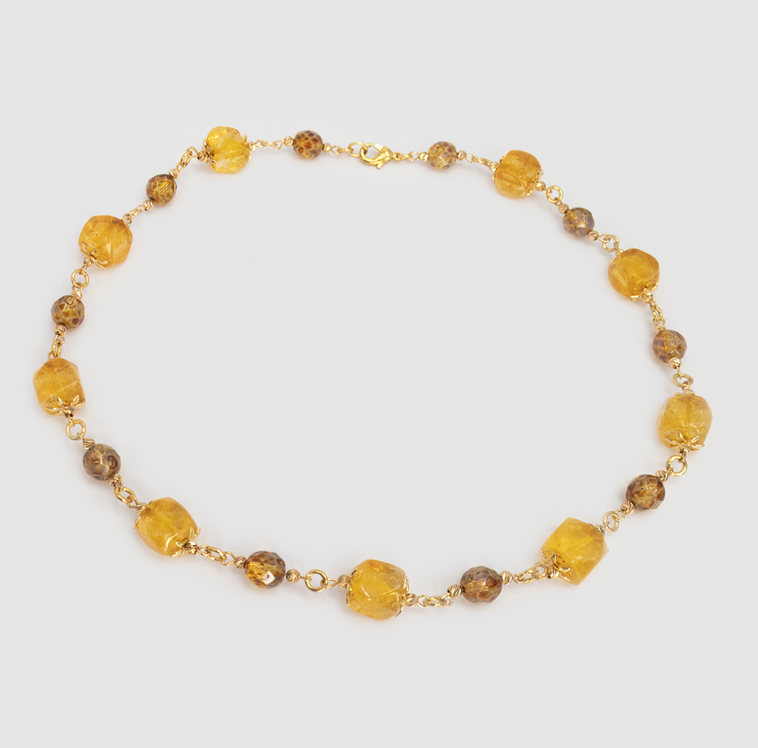 ענק אבנים ייחודי בגווני צהוב טבעיים, עם נגיעות שקופות ומבריקות שמוסיפות עומק ותנועה. האבנים נעות בין צבעי קש לצהוב ענבר ומוסיפות תחושת חמימות ואדמה. תכשיט שמשתלב נהדר עם בדים בהירים, ג'ינס או שמלות בוהו. בחירה מצוינת לסטייל אישי עם קריצה לשמש.

