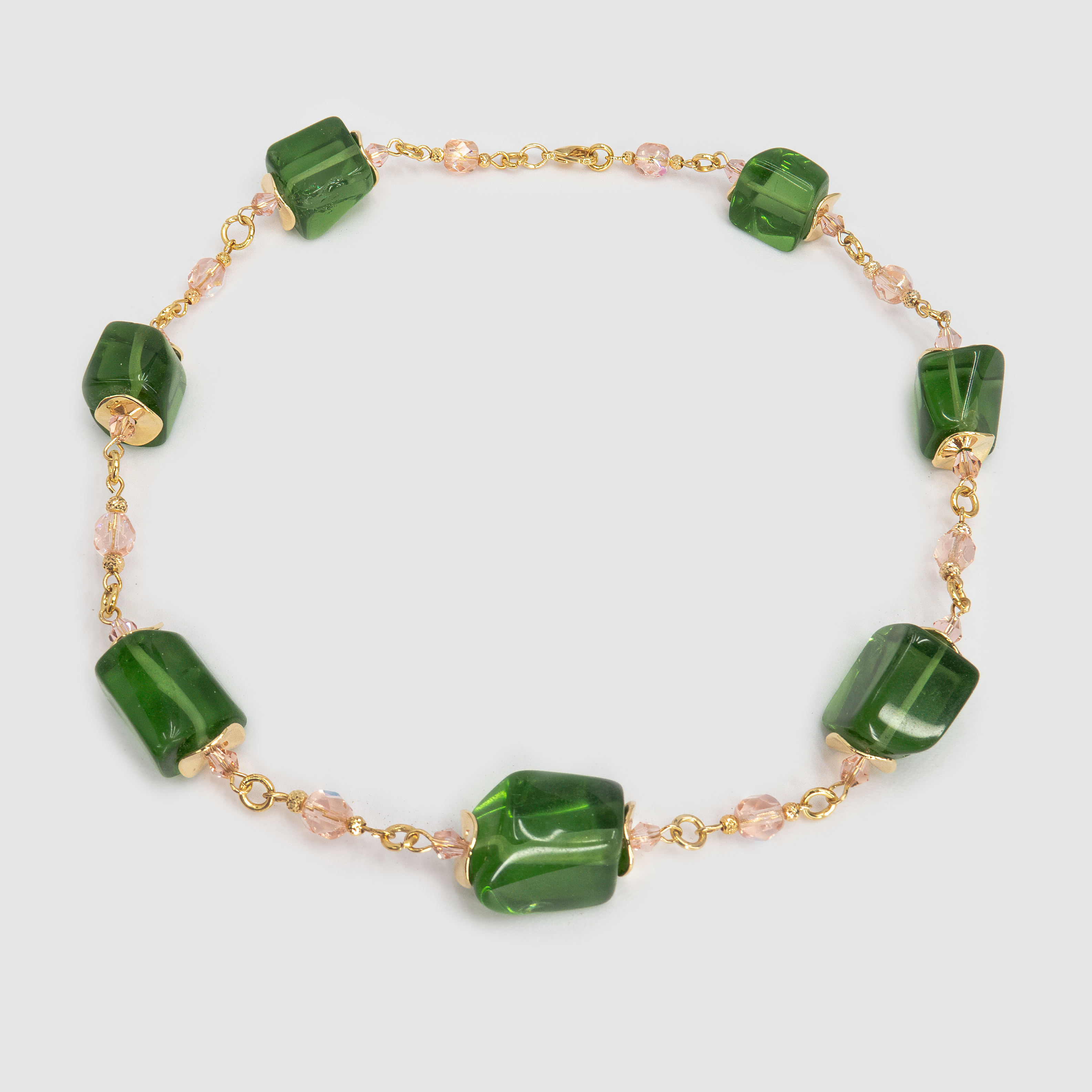 שרשרת בעיצוב אלגנטי־רוחני, עשויה מאופליט ירוק שקוף למחצה עם נצנוץ קליל. כל אבן בוהקת כאילו יש בה אור פנימי ירקרק שמחבר לאדמה וללב. תכשיט שמשלב רוך נשי עם חיבור לטבע – אידיאלי כתכשיט יומיומי עם מסר של צמיחה ורוגע. מתאים במיוחד לנשים שמחפשות יופי פשוט, אך מעורר תחושה.

