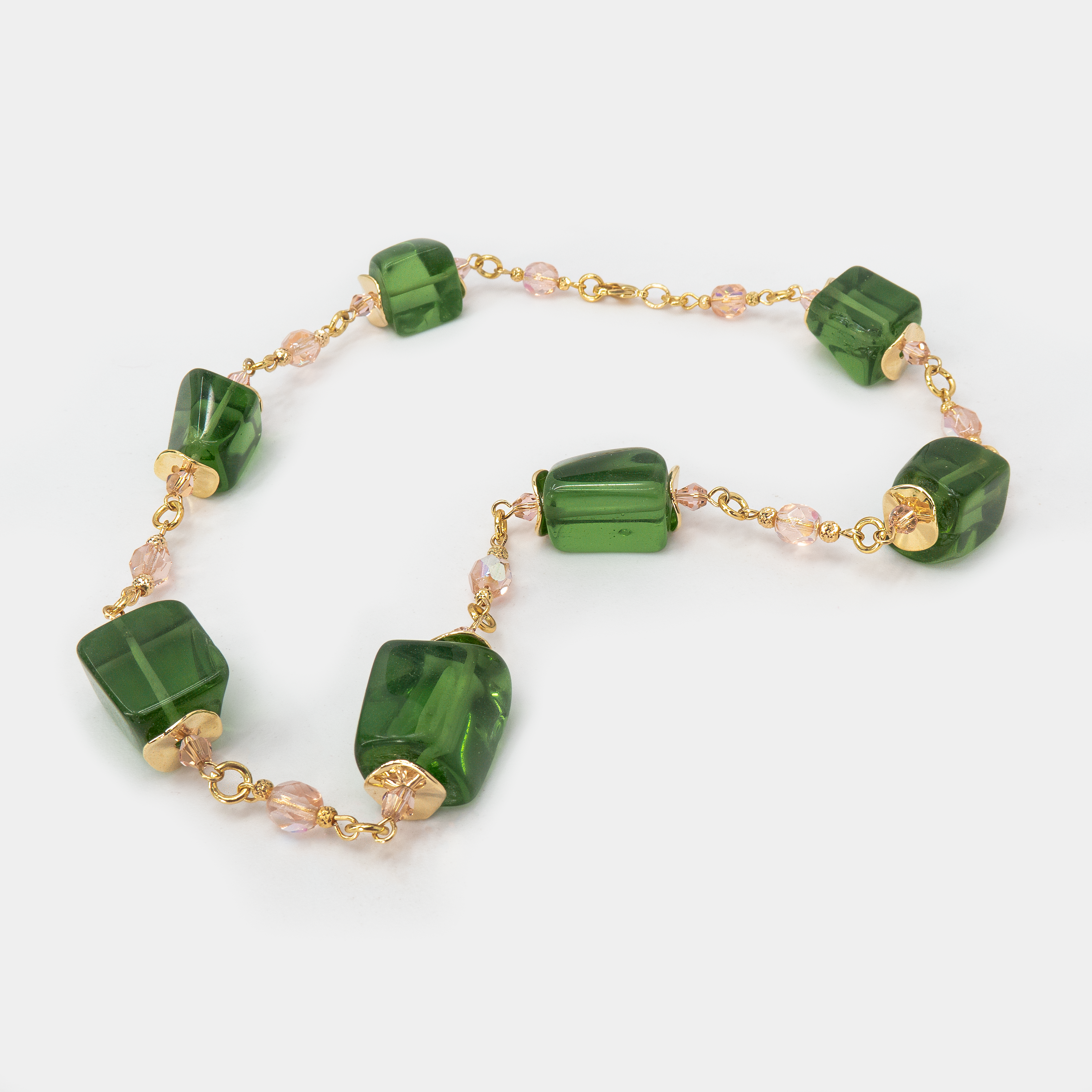 שרשרת אופליט ירוק בעבודת יד, תכשיט קסום שמפיץ אור עדין בגווני ירוק שקוף־חלבי. האופליט הירוק משלב בתוכו ברק פנימי מרגיע עם עומק צבע טבעי שמזכיר מים עומדים או עלים רטובים מטל. התוצאה – מראה רענן, מרגיע וייחודי. תכשיט שמשדר שקט, הרמוניה ואנרגיה ירוקה נעימה. מושלם ליום-יום, למדיטציה או כמתנה לאישה שמחוברת לטבע.

