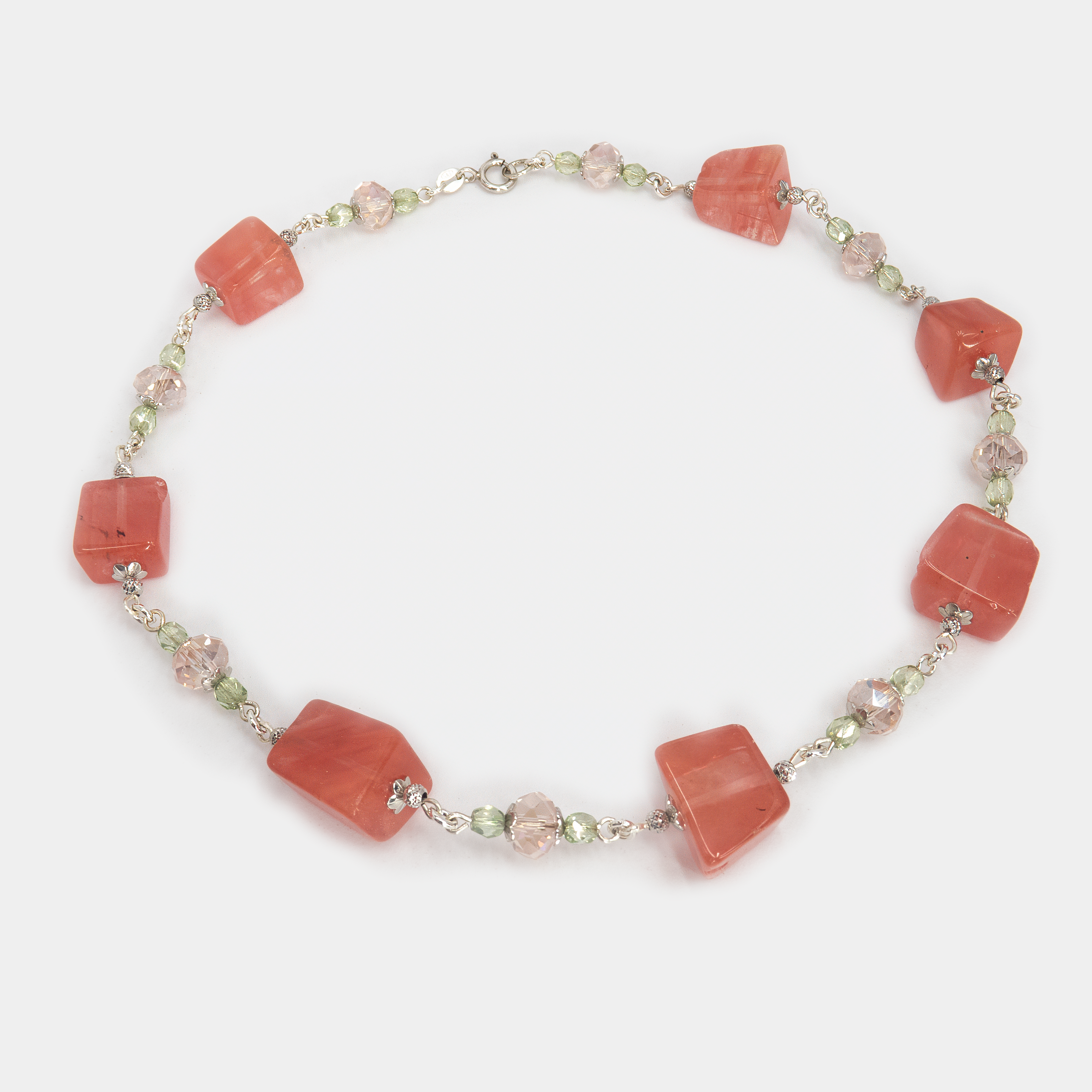 תכשיט מיוחד לנשים שמחפשות יופי שיש בו גם משמעות – אופליט המסמל אינטואיציה וחיבור פנימי, ורוז קוורץ שמסמל אהבה ורכות. השרשרת משלבת את שניהם בהרמוניה מושלמת, בעיצוב קליל ועדין שמתאים לכל עונה ולכל לוק.