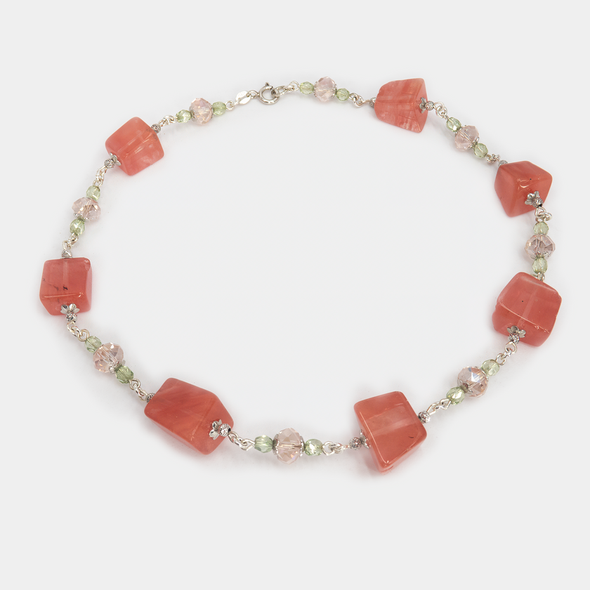 תכשיט מיוחד לנשים שמחפשות יופי שיש בו גם משמעות – אופליט המסמל אינטואיציה וחיבור פנימי, ורוז קוורץ שמסמל אהבה ורכות. השרשרת משלבת את שניהם בהרמוניה מושלמת, בעיצוב קליל ועדין שמתאים לכל עונה ולכל לוק.