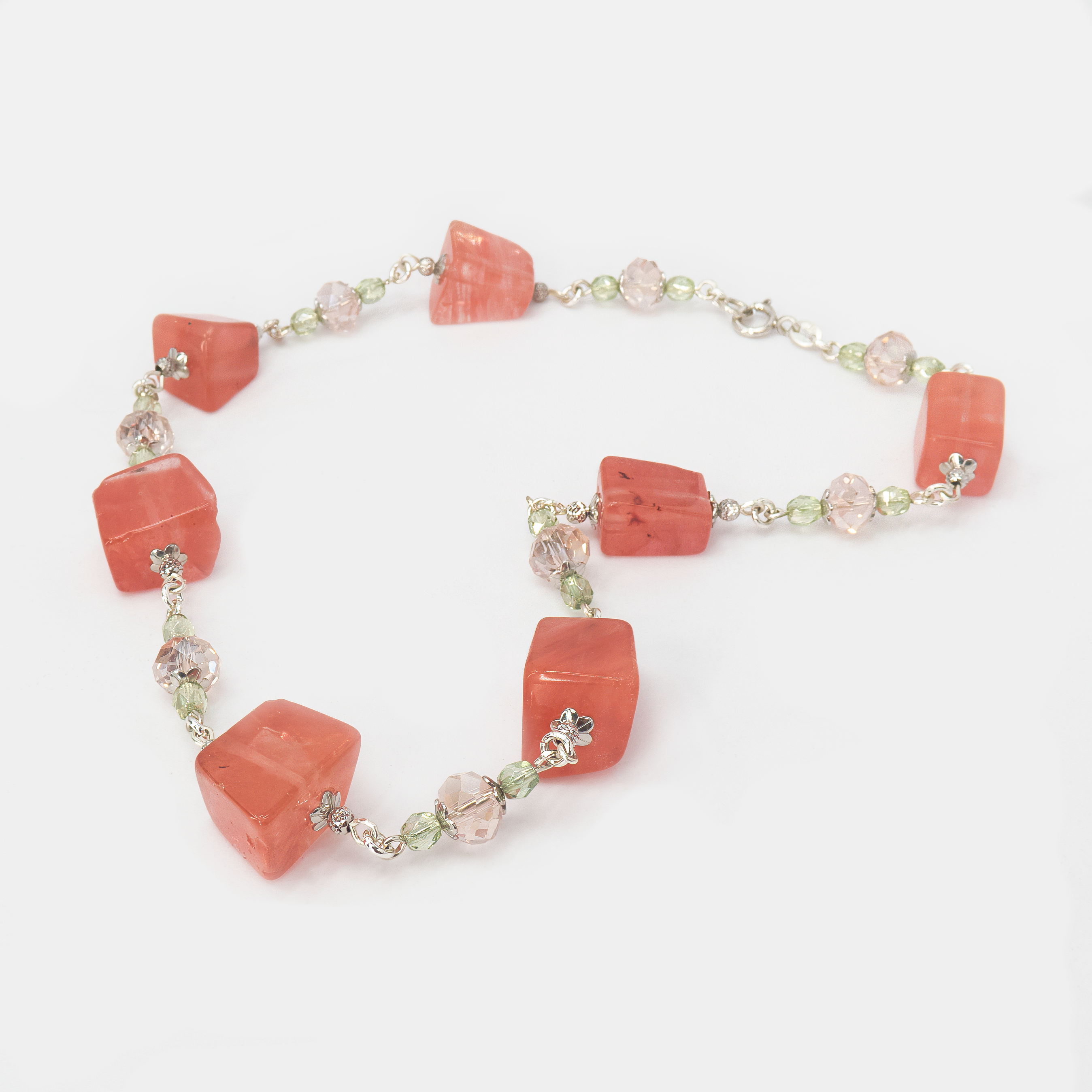 שרשרת עדינה בעבודת יד בשילוב אבני אופליט נוצצות ורוז קוורץ בגוון ורוד חלומי. שילוב צבעים רך ונשי שמעניק תחושת רוגע, הרמוניה ואהבה עצמית. תכשיט אלגנטי עם נוכחות רומנטית שמתאים גם ליום-יום וגם לערב, ומתנה נפלאה למישהי אהובה.