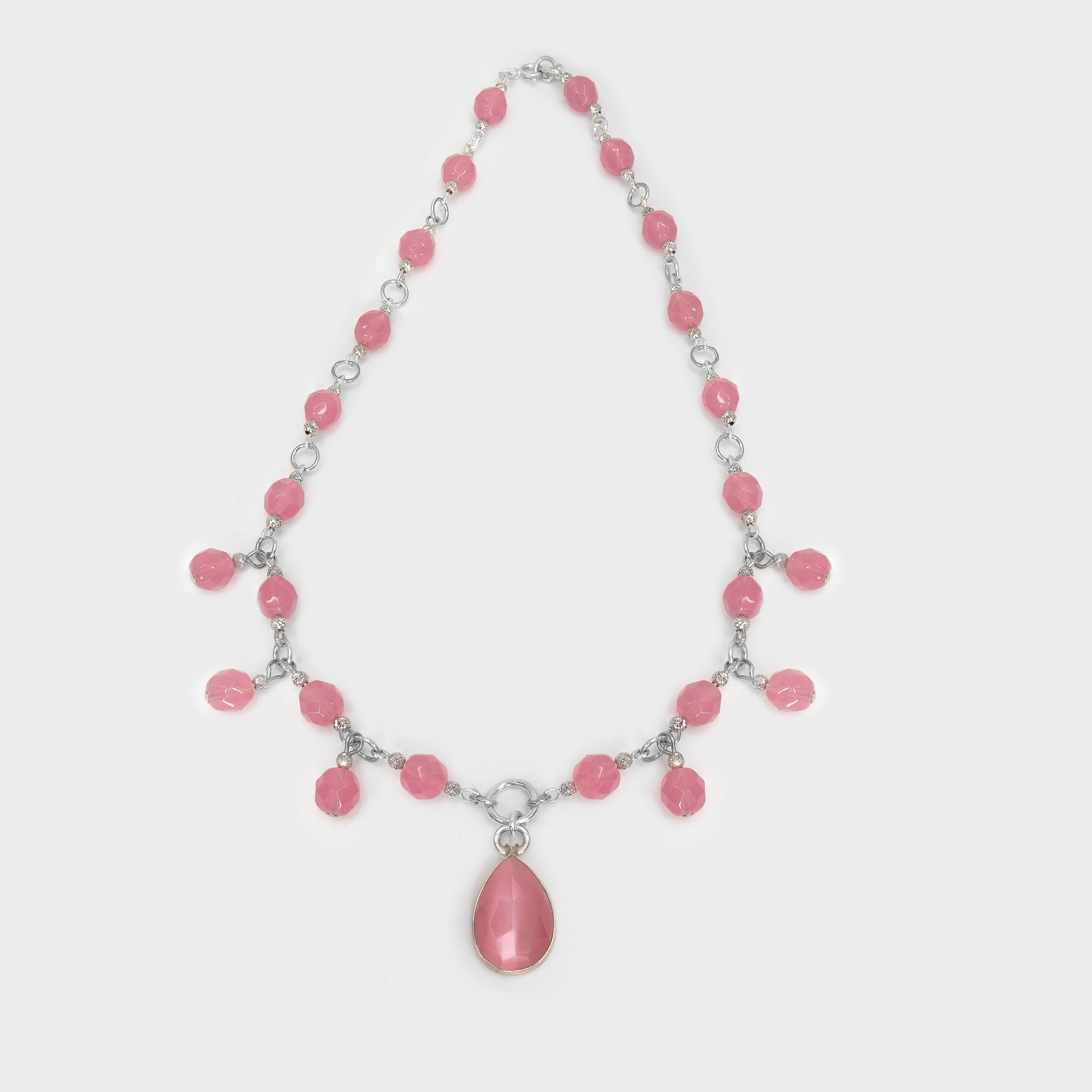 שרשרת בגווני ורוד רך עם אפקט עין חתול מהפנט – הברק המיוחד יוצר פס אור שמזכיר מבט עמוק וחודר של חתול. עבודת יד מוקפדת עם תשומת לב לכל פרט – מעניקה תחושת יוקרה במראה טבעי ועדין.