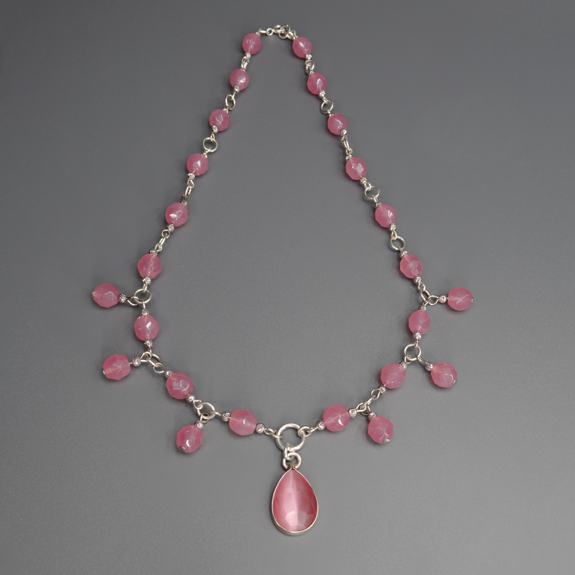 תכשיט שמזכיר זריחה רכה – צבעי ורוד משתנים עם אור ועיבוד עין חתול שמעניק תחושת תנועה מתמדת. מתאימה במיוחד לשמלות ערב, חולצות בהירות או כל לוק שרוצה טאץ’ של רוך ונשיות.