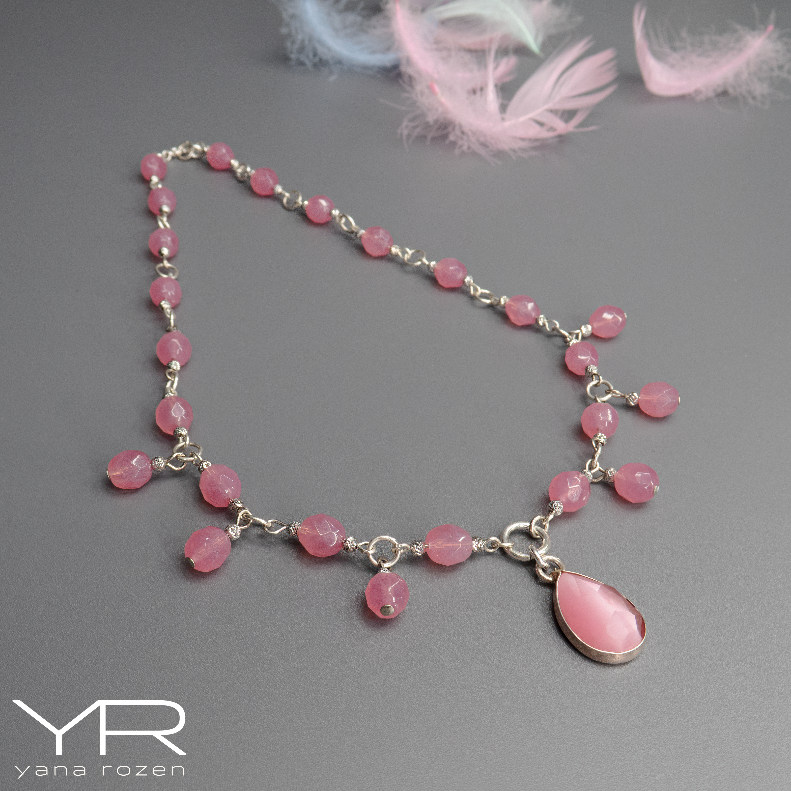 שרשרת ורודה עם אפקט עין חתול – נגיעה של קסם חזותי שמשתנה לפי זווית האור, מעניקה מראה חי ורומנטי. התכשיט משתלב נהדר עם סטייל בוהו-שיק רומנטי או לבוש אלגנטי עם קווים נקיים.