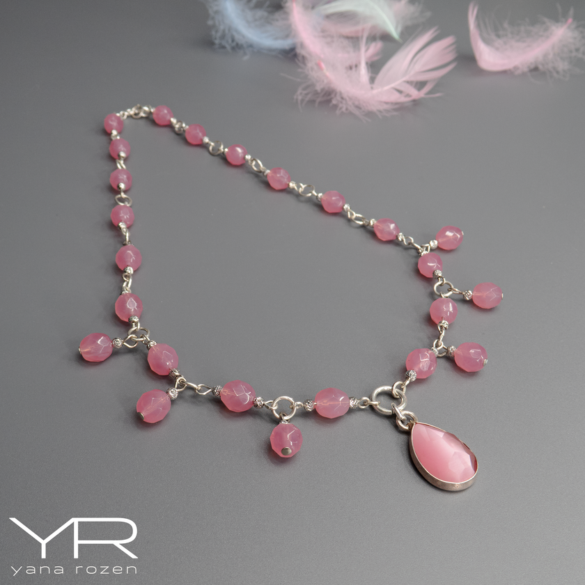 שרשרת ורודה עם אפקט עין חתול – נגיעה של קסם חזותי שמשתנה לפי זווית האור, מעניקה מראה חי ורומנטי. התכשיט משתלב נהדר עם סטייל בוהו-שיק רומנטי או לבוש אלגנטי עם קווים נקיים.