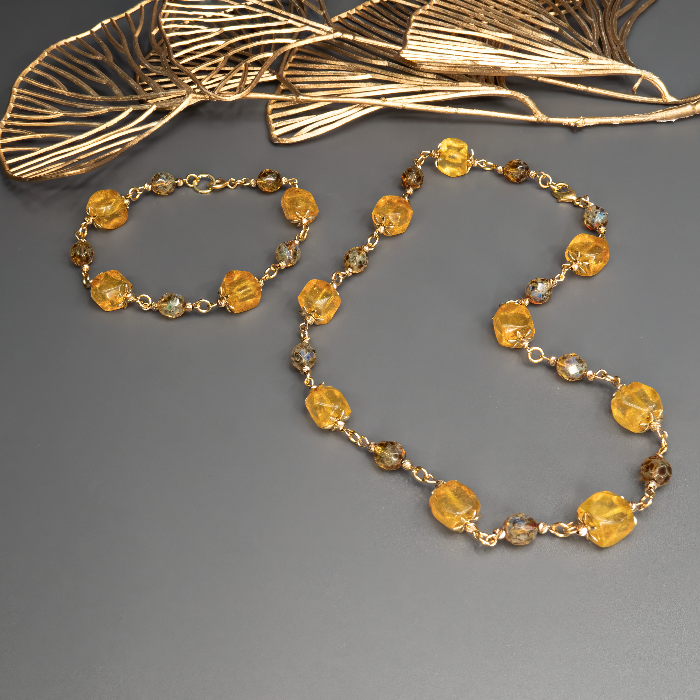 תכשיט עם ניחוח של קיץ – צמיד חוליות מכסף, עם אבן אופליט צהובה בגימור מבריק ועדין. צבע האבן משתנה בהתאם לאור, ויוצר אפקט מהפנט של אור רך ותחושת חמימות. עיצוב שמתאים לנשים צעירות ברוחן, שמחפשות תכשיט אלגנטי אך קליל, עם נגיעה טבעית. מושלם כמתנה מקורית עם מסר של חיוביות וזוהר פנימי.

השרשרת להמחשה בלבד