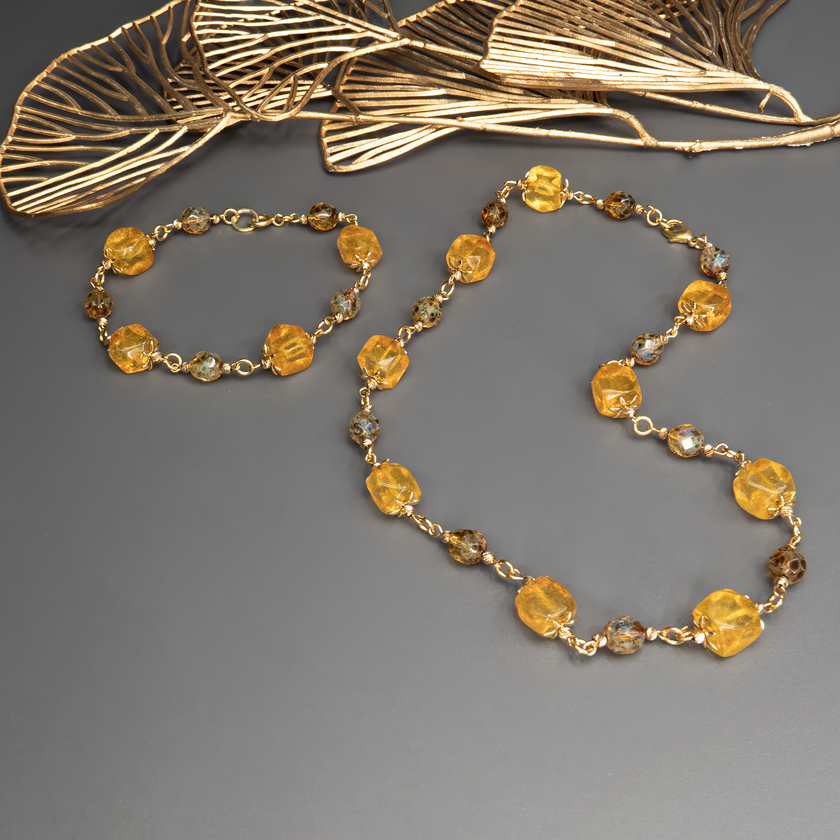 ענק אבנים בגווני צהוב