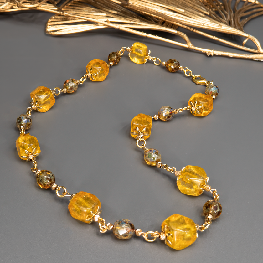 ענק בצבעי צהוב בהיר וזהוב, מעוצב בסגנון בוהו-שיק עם אבנים טבעיות בגימור חצי-שקוף. תכשיט שמחבר בין קלילות לחום, בין שמיים פתוחים לקרני שמש. נראה נפלא עם לבוש לבן, בגדי פשתן או כל סגנון טבעי ומרווח. מושלם לקיץ, חופשה או מתנה עם אנרגיה טובה.

