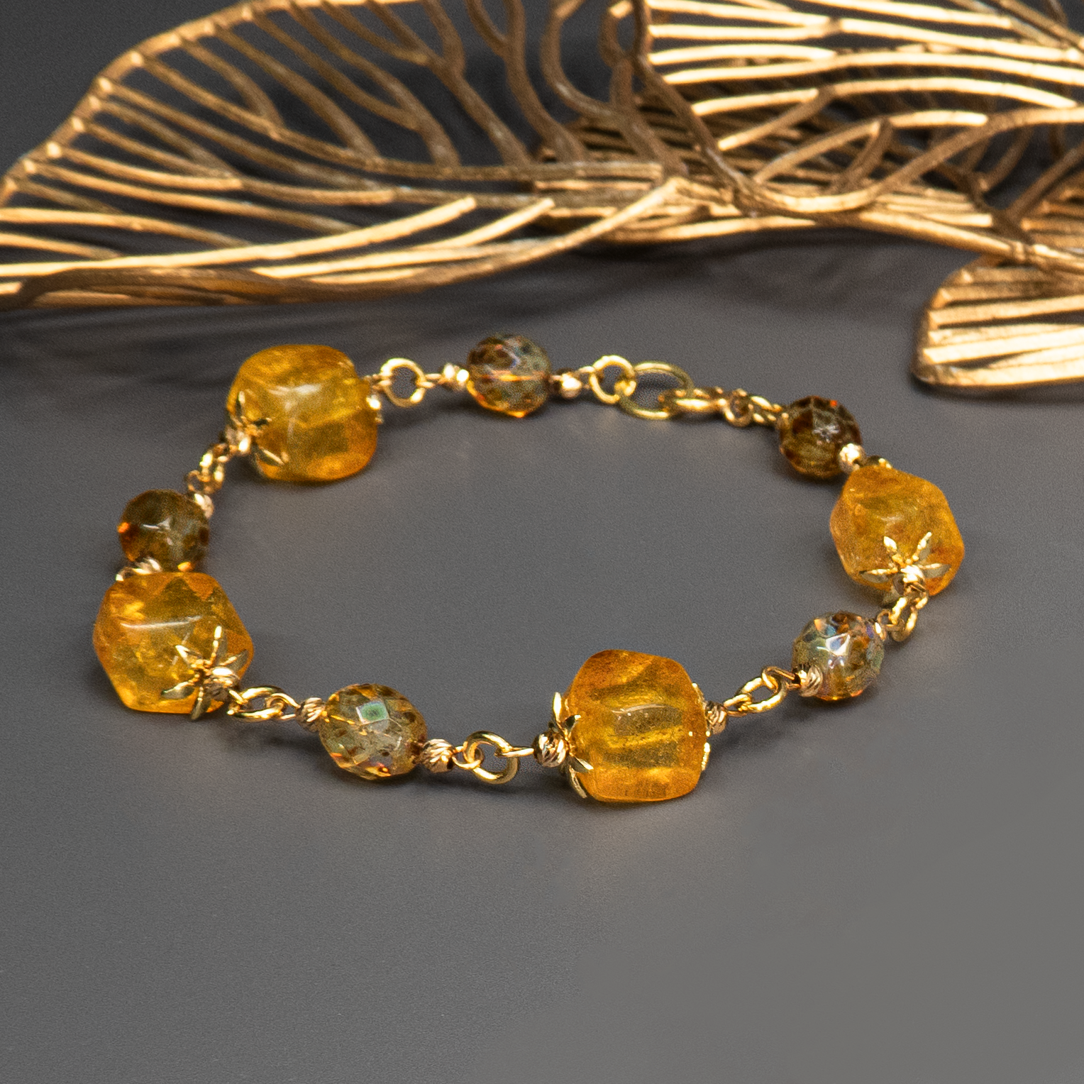 צמיד חוליות עדין בעבודת יד, עם שיבוץ אופליט צהוב בגוון בהיר ומלא אור. האבן מוסיפה קרן שמש רכה לעיצוב הנקי של הצמיד, ויוצרת מראה על-זמני שמשדר שמחה, חום ואנרגיה חיובית. הצמיד קל ונוח לענידה, משתלב עם כל סגנון לבוש – מחולצה לבנה ועד שמלת ערב. מתאים כמתנה משמחת או פינוק לעצמך.

