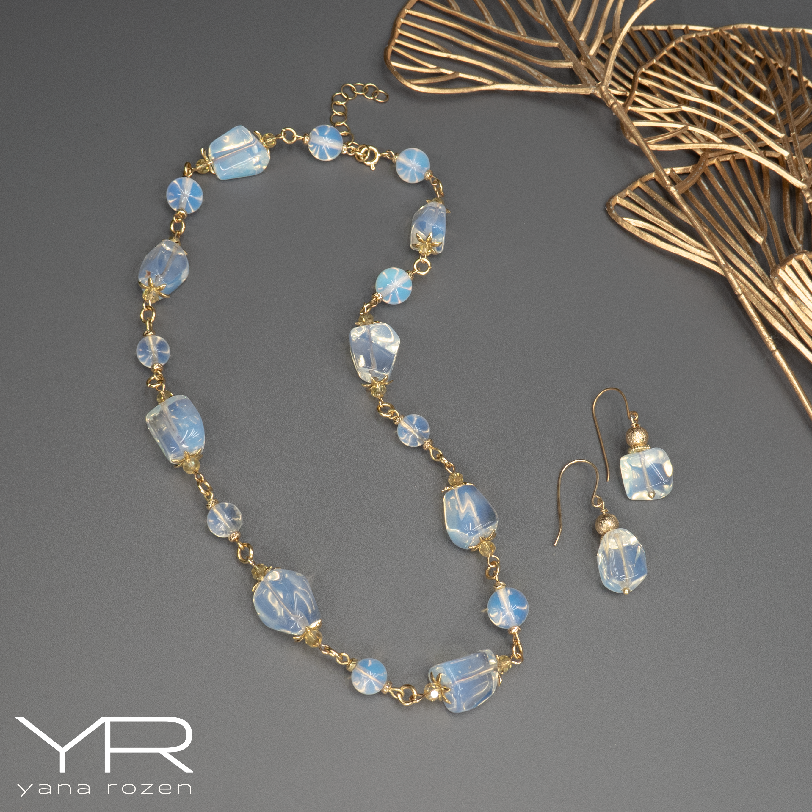 תכשיט בעבודת יד בשילוב אופליט ומונסטון – שילוב אבנים שמביאות איתן אנרגיה של אינטואיציה, ריפוי ורוך פנימי. גווני הלבן, השמנת והחלבי יוצרים מראה טבעי אך אלגנטי. מושלם למי שמחוברת לאנרגיות של ירח, לרוחניות ולתכשיטים שמדברים בשפה שקטה אך עמוקה.

העגילים להמחשה בלבד