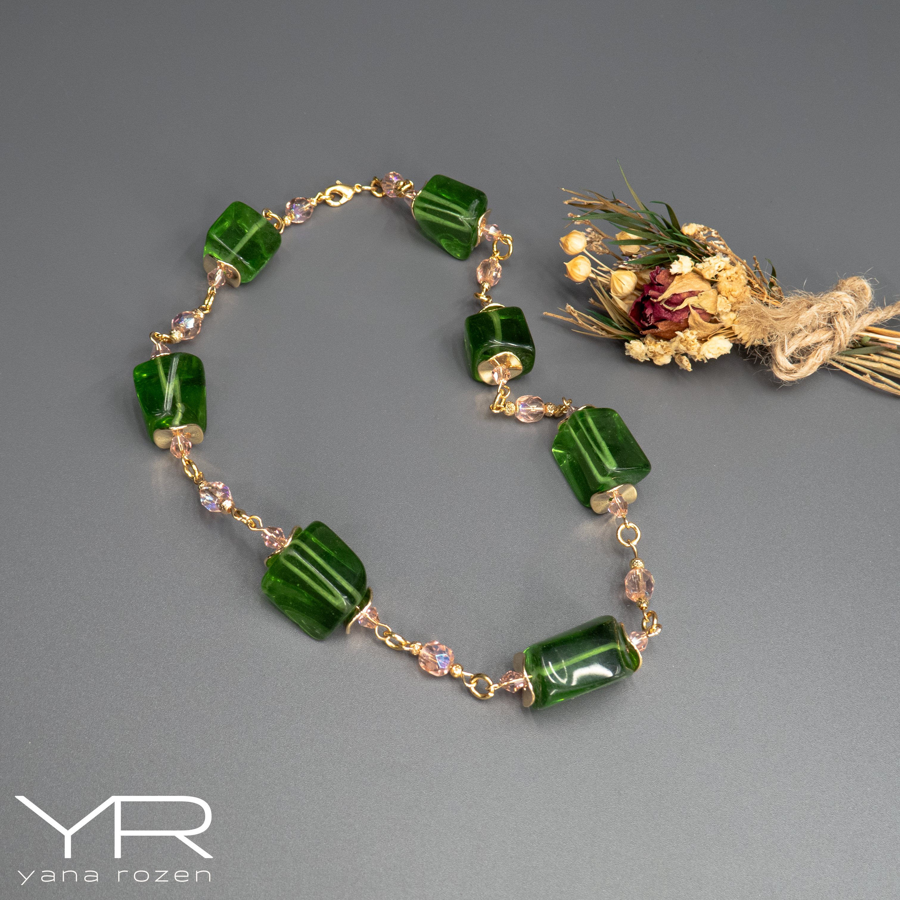 שרשרת אופליט ירוק מרהיבה בעבודת יד, עם חרוזים בגווני ירוק מים שקופים־חלומיים. האבנים נראות כאילו נלקחו ממעיין קסום – זוהרות באור פנימי רך ומעוררות תחושת רוגע ורעננות. תכשיט אלגנטי וייחודי שמשדר קלילות עם נוכחות רגישה ומלאת עומק.

