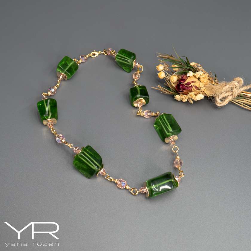 שרשרת אופליט ירוק מרהיבה בעבודת יד, עם חרוזים בגווני ירוק מים שקופים־חלומיים. האבנים נראות כאילו נלקחו ממעיין קסום – זוהרות באור פנימי רך ומעוררות תחושת רוגע ורעננות. תכשיט אלגנטי וייחודי שמשדר קלילות עם נוכחות רגישה ומלאת עומק.

