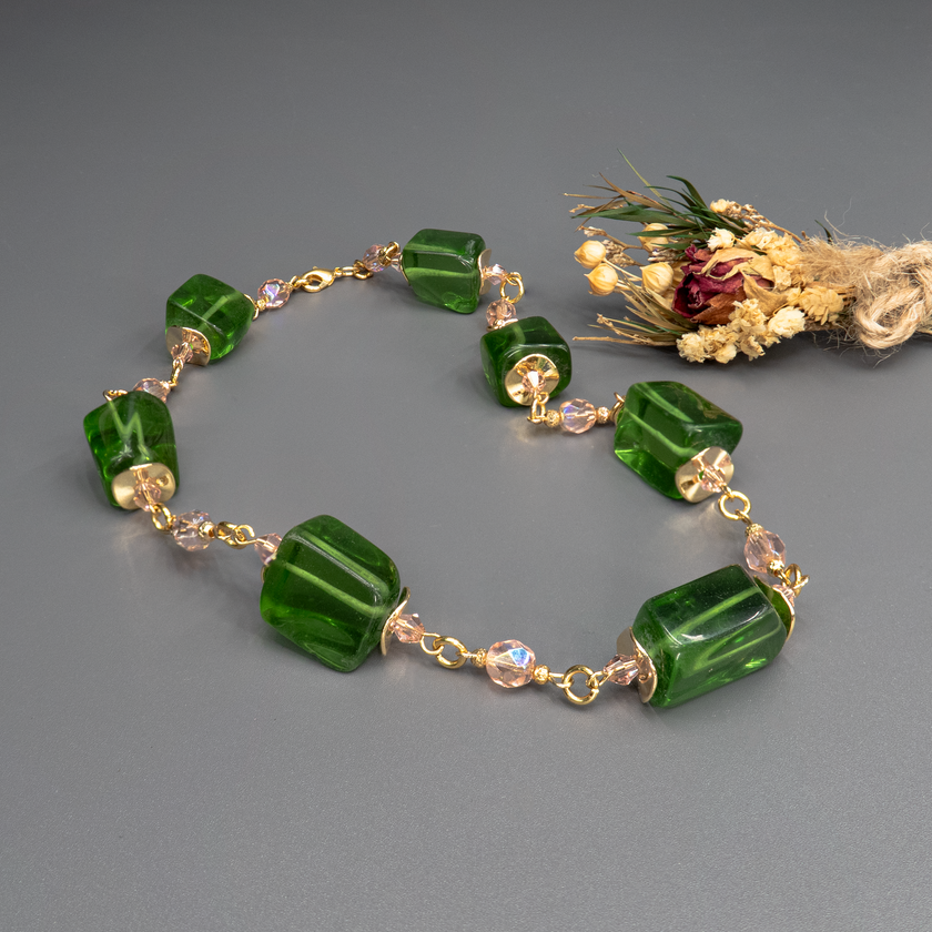 שרשרת בגווני אופליט ירוק, עם אבנים בגימור זכוכיתי־פנינתי. האפקט השקוף־בוהק יוצר תחושת תנועה ואור פנימי, כאילו כל אבן לוכדת בתוכה את קרני השמש. עיצוב רך ומודרני שמתחבר לרוחניות עדינה ולאסתטיקה טבעית. אידיאלית לנשים שמבקשות נגיעה של רוגע ביופיין.

