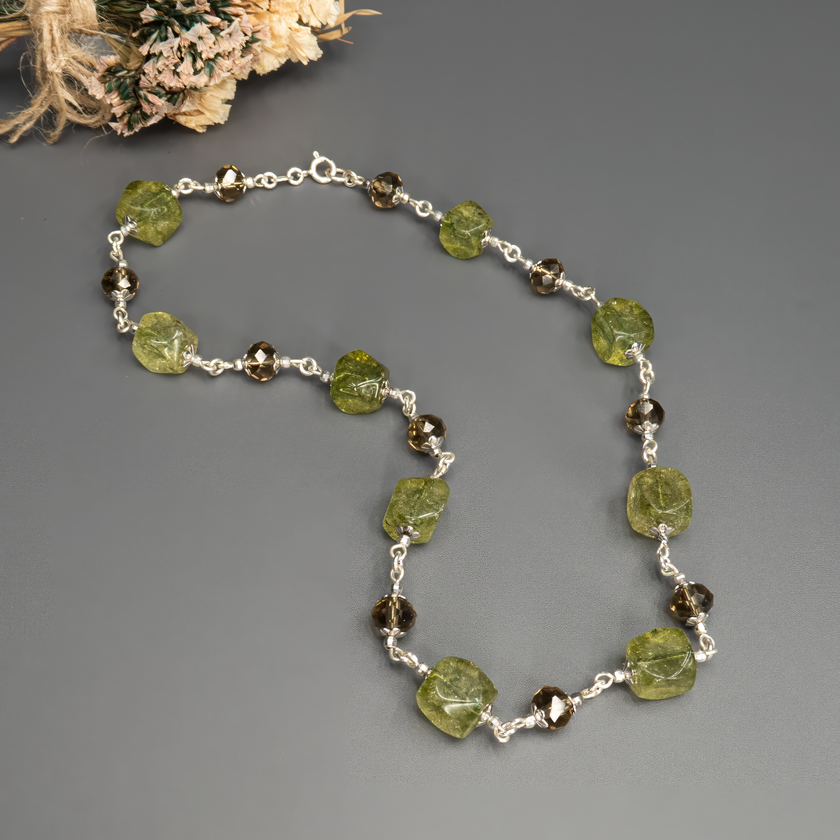 שרשרת אבנים ייחודית בסקאלת צבעים של ירוק טבעי וחום אדמה, היוצרת תחושת חיבור לטבע, קרקע וצמיחה. כל אבן בעלת גוון ומרקם שונה – משולבות ביניהן בהרמוניה עדינה. מושלם לנשים שמחפשות תכשיט עם עומק, שקט פנימי ואופי חמים. מתאים למתנה מלאת נוכחות ורכות.

