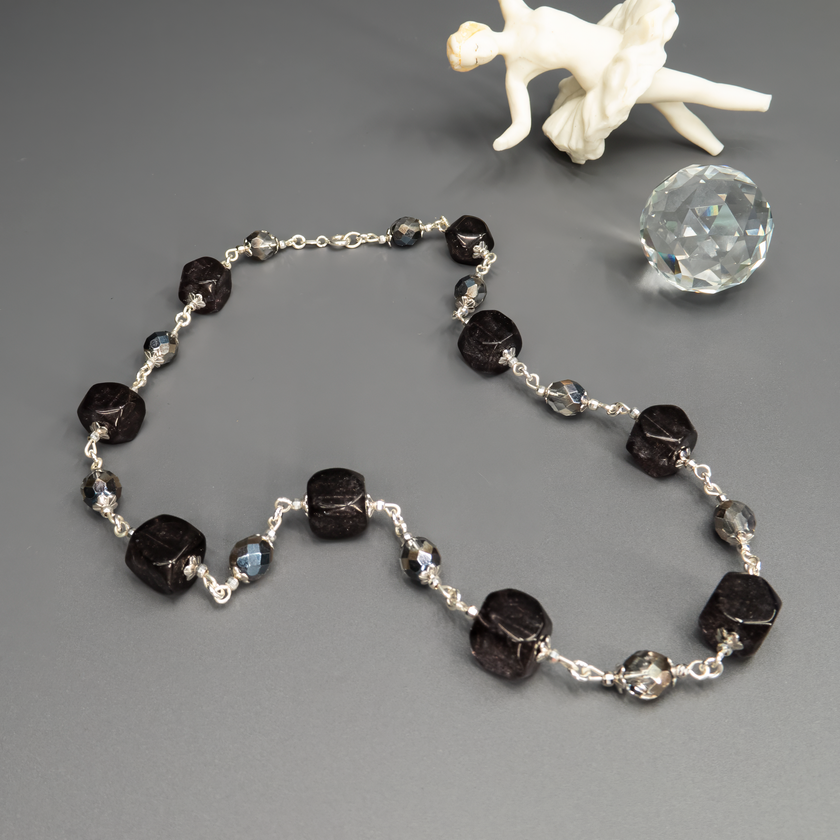 שרשרת בעיצוב מודרני עם אבני חן בגווני אפור משתנים – מהבהיר והענוג ועד הכהה והמתכתי. השילוב יוצר מראה אורבני, חכם ומדויק, שמבליט את קווי הפנים ומעניק תחושת רוגע ועוצמה שקטה. תכשיט ורסטילי שמתאים לכל עונה, ולנשים שאוהבות צבעים ניטרליים עם אופי.

