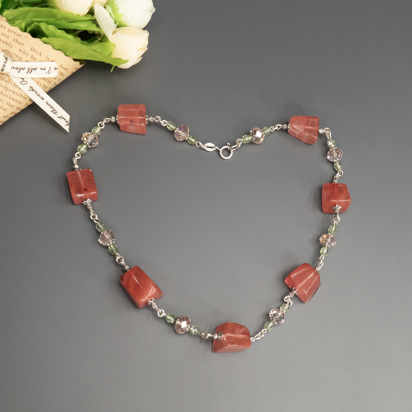 שרשרת קריסטלים מרהיבה עם אבני אופליט לבנות-זוהרות ורוז קוורץ טבעי, סמל של אהבה, רוך וריפוי רגשי. תכשיט אלגנטי שמתאים גם לכלות, גם למתנה רומנטית וגם לנשים שמחפשות חיבור פנימי דרך תכשיטים עדינים ונוגעים ללב.