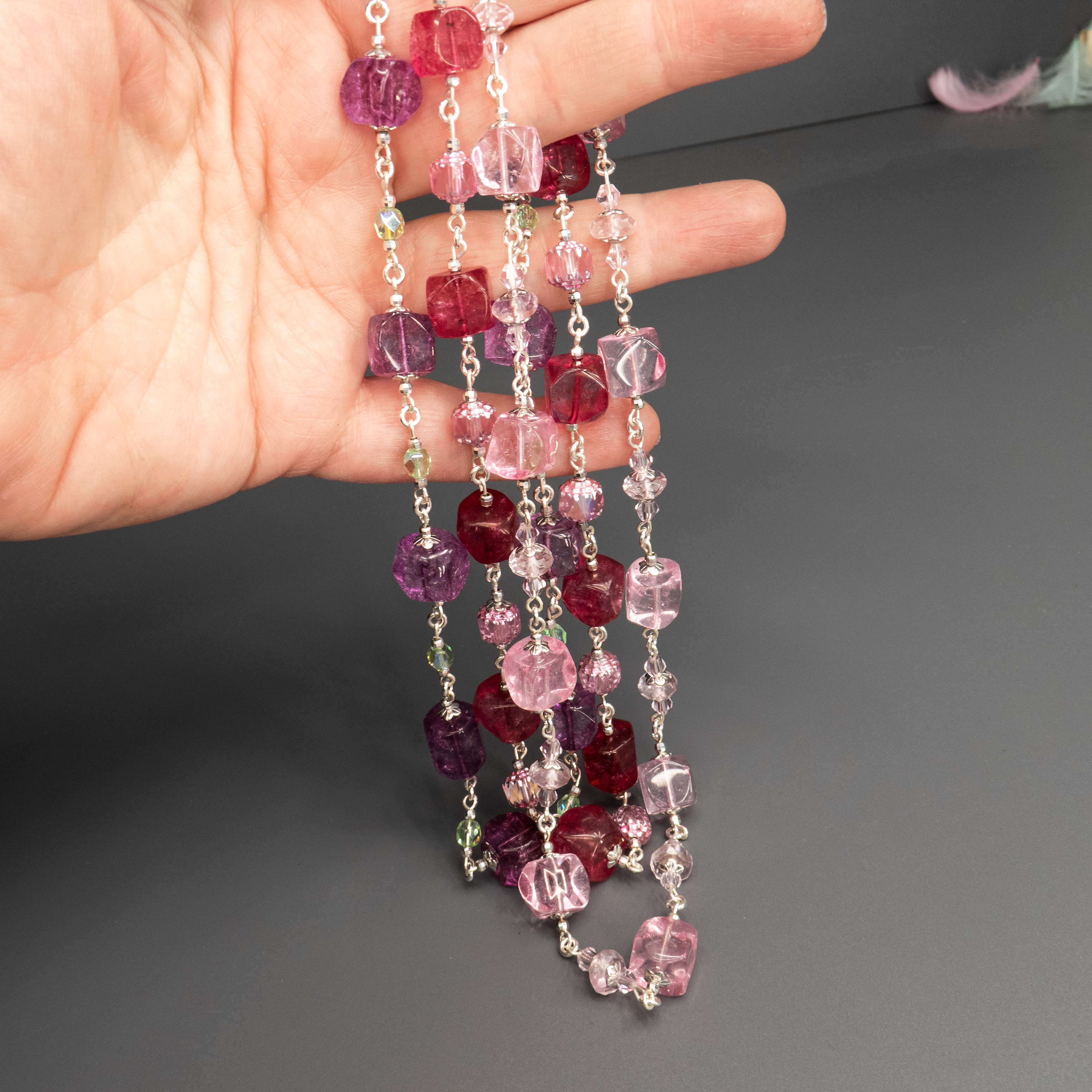שרשרת קריסטלים בגוונים מתחלפים של ורוד עדין, ורוד עתיק ובורדו יין עמוק – שילוב צבעים שמספר סיפור של רוך ונשיות לצד עומק ובשלות. האבנים בגדלים שונים, כל אחת עם ברק פנימי מיוחד, מתחברות לעיצוב הרמוני ומעורר רגש. זהו תכשיט שמזכיר ציור אקוורל עדין עם נגיעות של שמן כהה – נועז, אך רומנטי. מתנה נפלאה למי שמחפשת תכשיט שיספר את הסיפור שלה בשקט, דרך צבע, אור ותנועה.

