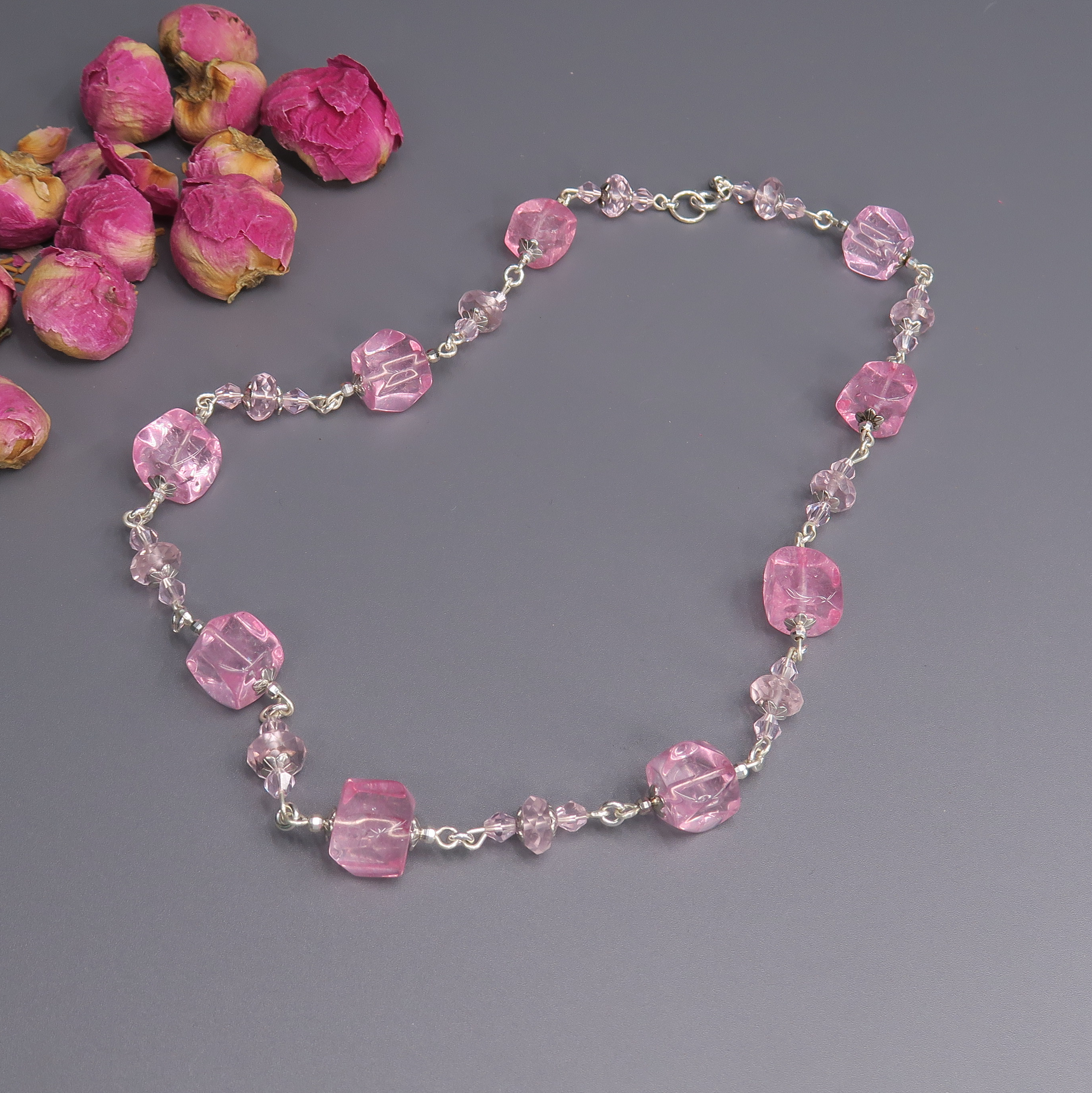 ענק יוקרתי אך נגיש, עם גווני ורוד מעודנים שמוסיפים אור לפנים ונוגעים בלב. האבנים בגימור מבריק-שקוף משתלבות זו בזו ליצירת קצב צבעוני נעים ורך. עיצוב שמחמיא לכל גוון עור ולכל סגנון לבוש – מראה עדין עם עומק ונוכחות.

