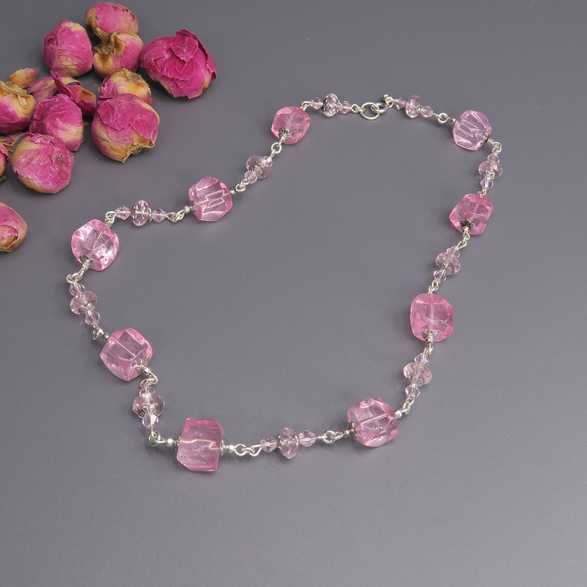 ענק יוקרתי אך נגיש, עם גווני ורוד מעודנים שמוסיפים אור לפנים ונוגעים בלב. האבנים בגימור מבריק-שקוף משתלבות זו בזו ליצירת קצב צבעוני נעים ורך. עיצוב שמחמיא לכל גוון עור ולכל סגנון לבוש – מראה עדין עם עומק ונוכחות.

