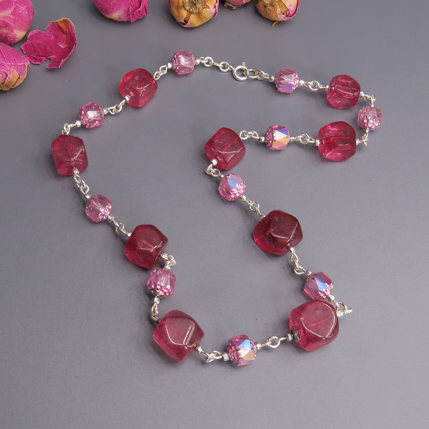 תכשיט בעבודת יד המשלב צבעים דרמטיים ורומנטיים – ורוד בהיר ובורדו עשיר, בסקאלה צבעונית שמשדרת עומק רגשי ונשיות חזקה. האבנים בגימור מלוטש ותחושת משקל קל ונעים, מונחות על הצוואר בצורה זורמת שמחמיאה לכל גוון עור. זוהי שרשרת שמדברת בשפה של יופי עם משמעות: עדינות פוגשת עוצמה, כמו פרח רך עם ליבה בוערת. מתאימה להשלמת מראה אלגנטי, ליצירת נוכחות שקטה אך בלתי נשכחת.

