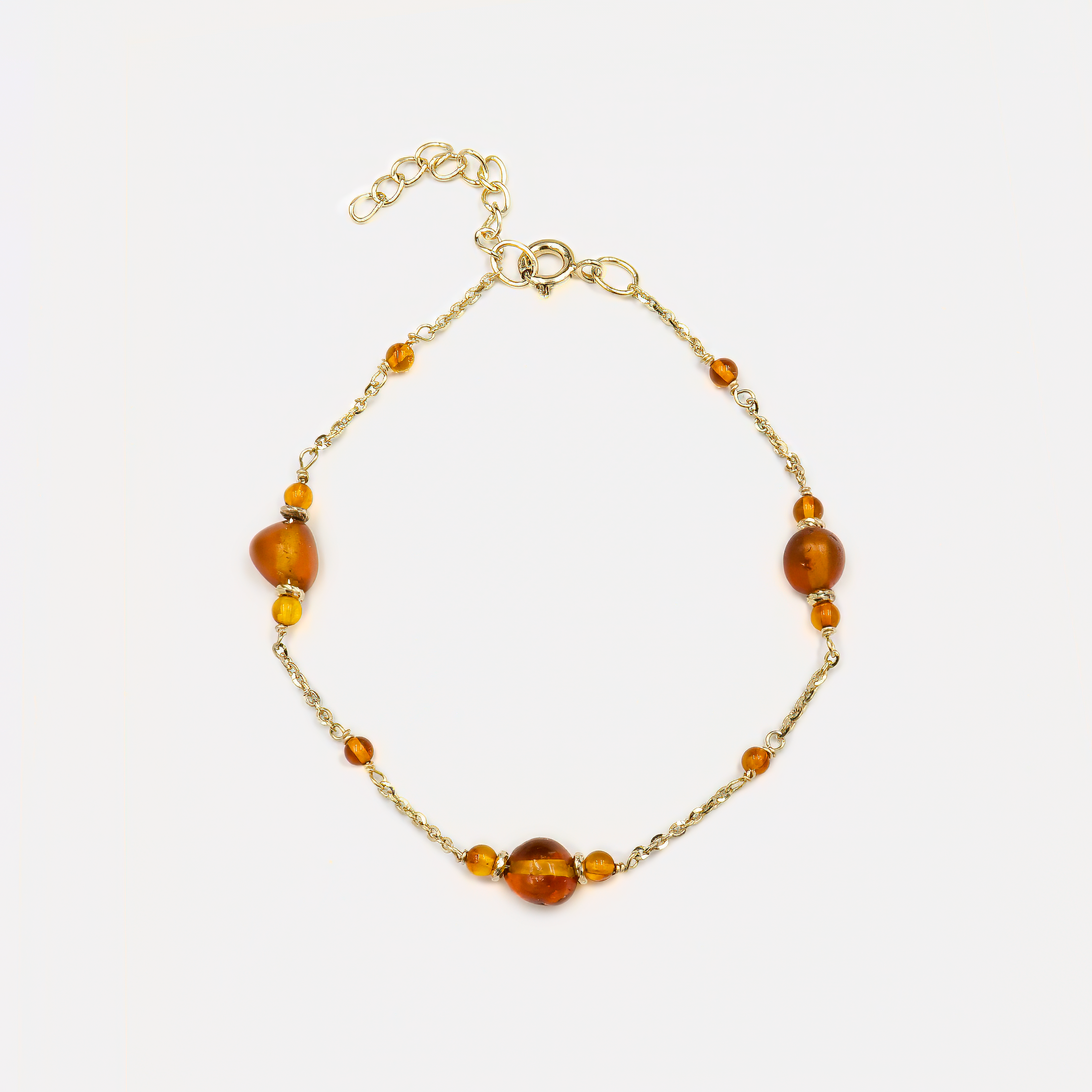 צמיד כסף בעבודת יד עם אבן ענבר חמה בעיצוב מינימליסטי ועדין. שילוב בין טוהר המתכת לנוכחות האורגנית של האבן מעניק לתכשיט תחושת שלווה, רכות ואלגנטיות. מתנה נפלאה לאישה שאוהבת תכשיטים עם משמעות וסגנון אישי. מתאים ללבישה יומיומית ולרגעים חגיגיים כאחד. הצמיד נושא עמו חום טבעי, אנרגיה נעימה ונגיעה מהטבע – מתנה שמביעה אהבה, תשומת לב וטעם מעודן.