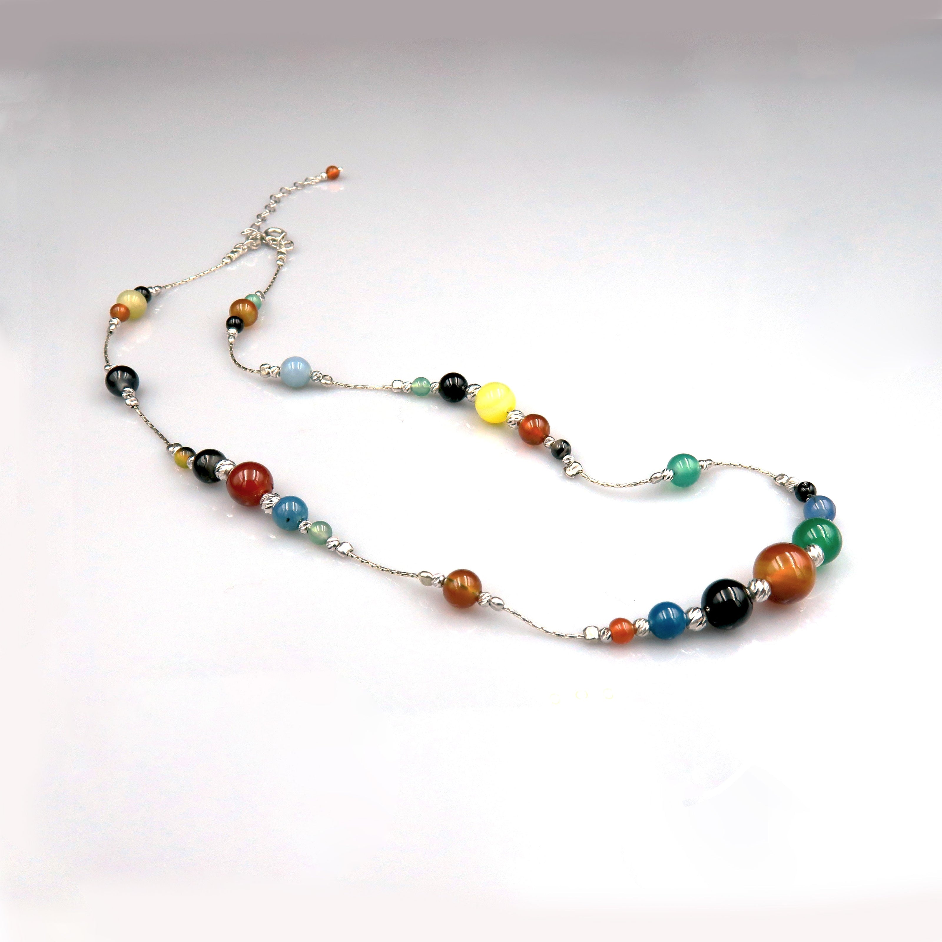 שרשרת צבעונית ומלאת חיים, עשויה מאבני אגת טבעיות בגוונים משתנים – ורוד, טורקיז, סגול וצהוב, בשילוב חלקי כסף סטרלינג 925 בעבודת יד. תכשיט מקפיץ ואנרגטי שמתאים לכל עונה ולכל מצב רוח, עם נוכחות אלגנטית אך נועזת. העיצוב מקרין שמחה וקלילות ומוסיף נגיעה אישית לכל הופעה.

