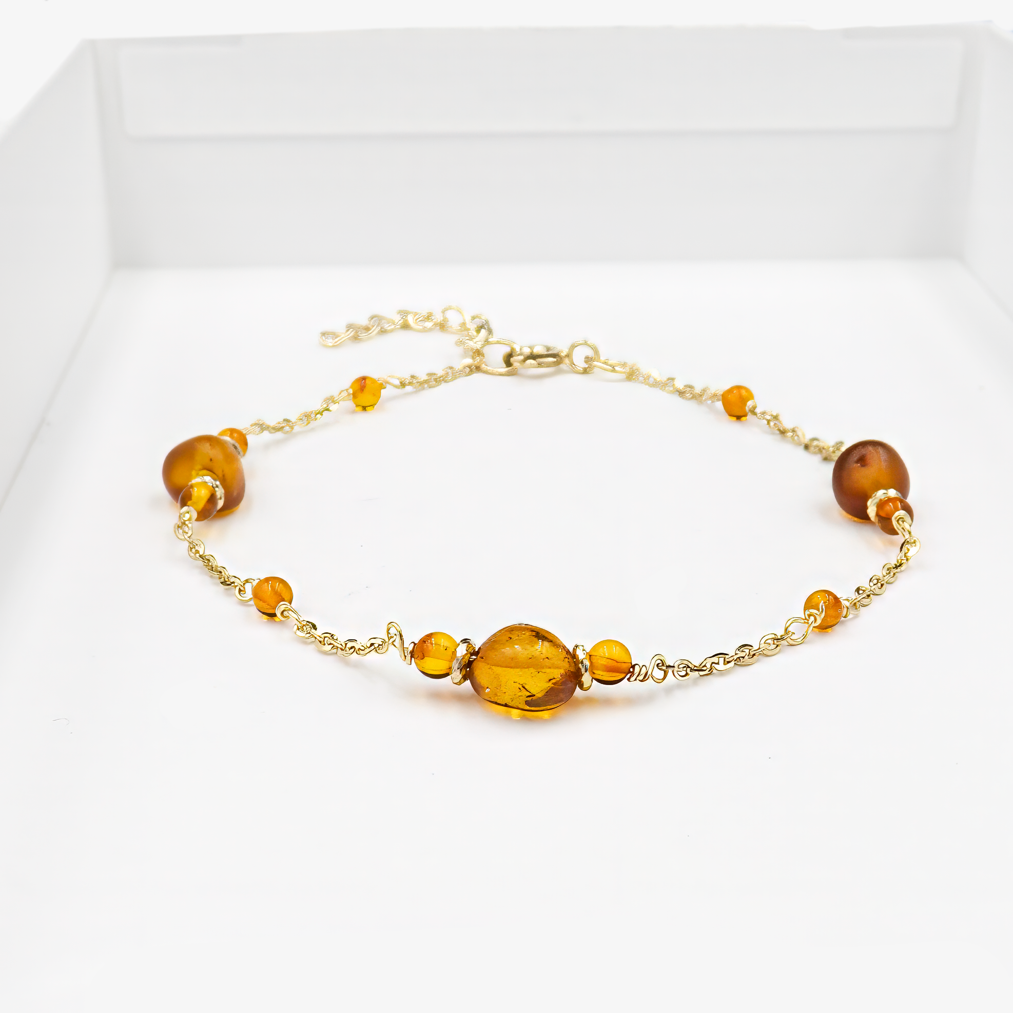 צמיד בעיצוב מינימליסטי בעבודת יד, עשוי כסף איכותי ומשובץ באבן ענבר טבעית. תכשיט אלגנטי, קליל ונשי, המתאים לאישה שאוהבת פשטות עם עומק. הענבר מוסיף חמימות טבעית ותחושת חיבור לשורשים – תוספת מושלמת ללוק היומיומי או לערב אלגנטי. מתנה נפלאה שמעבירה רגש, כוונה ואסתטיקה נקייה, בעיצוב שמתאים לכל גיל.