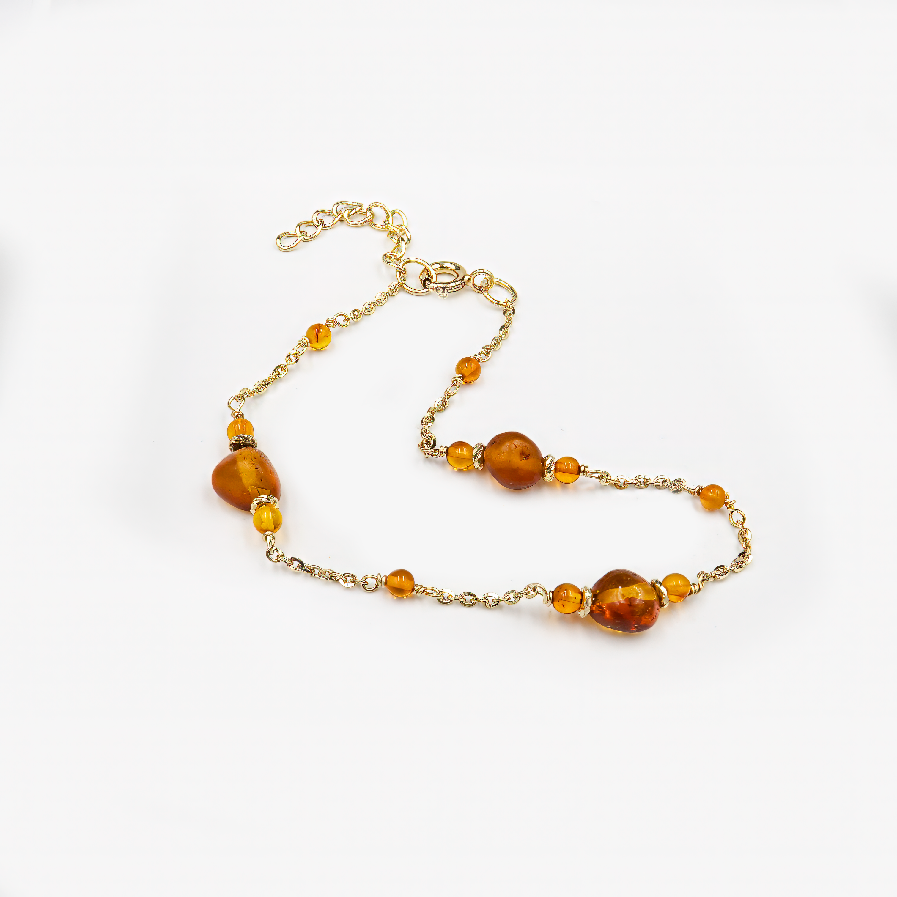 צמיד עדין מכסף טהור עם ענבר אותנטי בגוון זהוב-דבש, בעיצוב מינימליסטי עם נגיעה רטרו-טבעית. תכשיט שמחבר בין אלגנטיות מודרנית לבין קסם קלאסי. מושלם כמתנה ליום הולדת, יום נישואין או פשוט כדי לפנק מישהי אהובה. הצמיד קל, נוח וייחודי – משתלב בקלות עם תכשיטים נוספים ועם כל סגנון לבוש. מעניק ליד טאץ' חמים עם נוכחות עדינה.