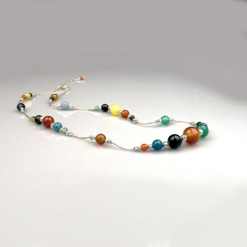 שרשרת עבודת יד מאגת צבעוני בגוונים חמים וקרים, בשילוב חלקי כסף סטרלינג איכותי. משחק של אור וצבע בין האבנים, המשלב אנרגיה צעירה עם טאץ' קלאסי וניקיון צורני. תכשיט מרענן, שמושך תשומת לב אך שומר על רכות והרמוניה.

