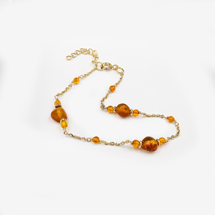 צמיד עדין מכסף טהור עם ענבר אותנטי בגוון זהוב-דבש, בעיצוב מינימליסטי עם נגיעה רטרו-טבעית. תכשיט שמחבר בין אלגנטיות מודרנית לבין קסם קלאסי. מושלם כמתנה ליום הולדת, יום נישואין או פשוט כדי לפנק מישהי אהובה. הצמיד קל, נוח וייחודי – משתלב בקלות עם תכשיטים נוספים ועם כל סגנון לבוש. מעניק ליד טאץ' חמים עם נוכחות עדינה.