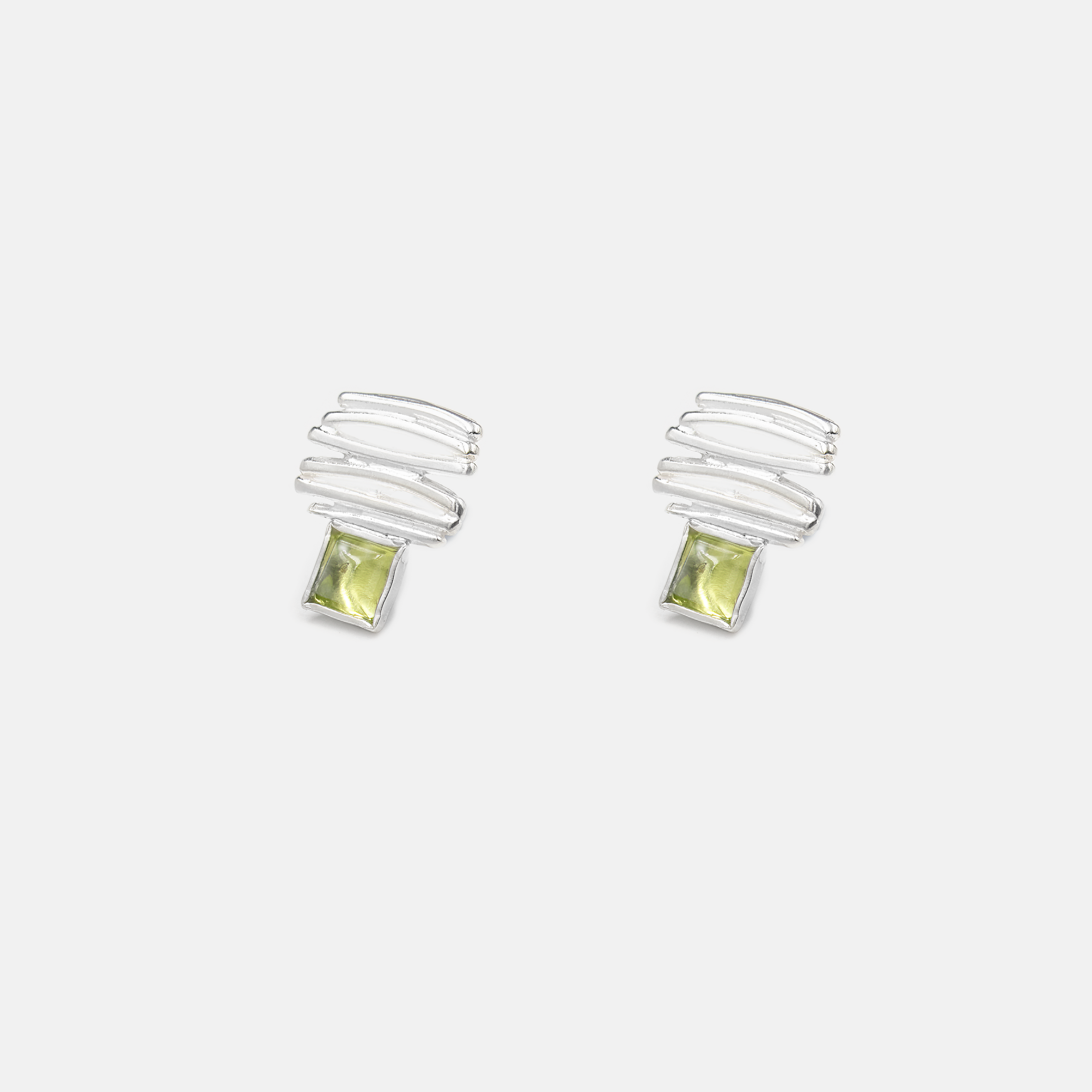 עגילים בעיצוב קלאסי מכסף עם שיבוץ כריזולייט – תכשיט קליל ונשי שמאיר את המראה בגוון ירוק-בהיר ומלא חיים. האבן נחשבת כמביאה שגשוג ואיזון, ומתאימה לנשים עם סגנון טבעי ורגיש. עגילים שמתאימים לכל גיל, נוחים במיוחד ללבישה יומיומית או כפינוק קטן עם נגיעה צבעונית מיוחדת.

