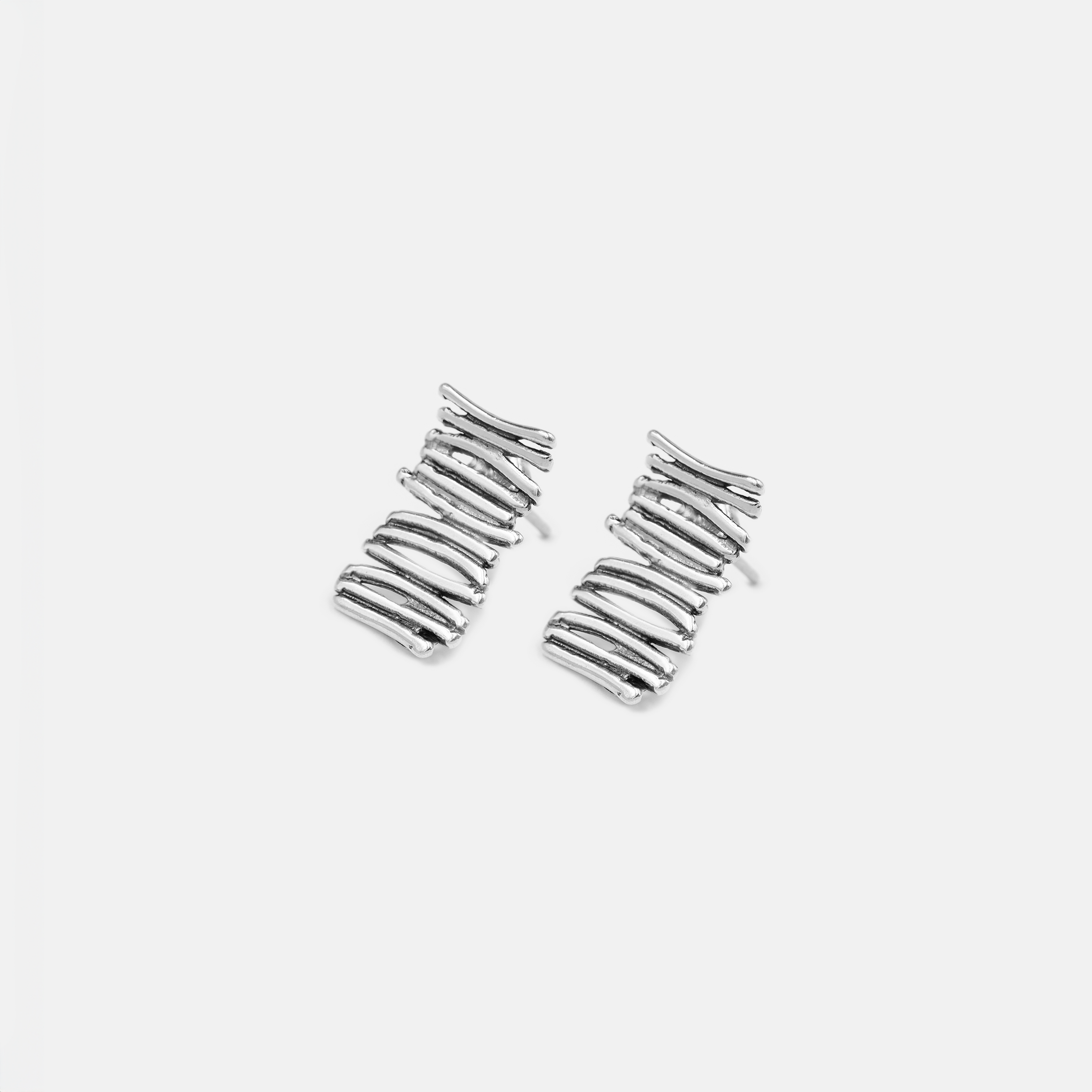 עגילי כסף סטרלינג 925 בעיצוב טהור ונקי – ללא אבנים, ללא קישוטים, רק מתכת אצילה ואסתטיקה מדויקת. העיצוב המינימליסטי מדגיש את יופיו של הכסף עצמו ומציע מראה עדין אך מלא בנוכחות. תכשיט שמתאים לכל שעה ביום – לעבודה, לפגישה, לאירוע או ללבוש יומיומי מוקפד. עגילים קלילים ונוחים במיוחד, מתאימים גם לעור רגיש ולאלה שמחפשות איכות גבוהה ונוחות בלי לוותר על סגנון. הבחירה המושלמת לנשים שאוהבות עיצוב מודרני, פשוט ומלא אופי. מגיעים באריזת מתנה מהודרת – מוכנים לרגע של פינוק, הפתעה או אהבה עצמית.

