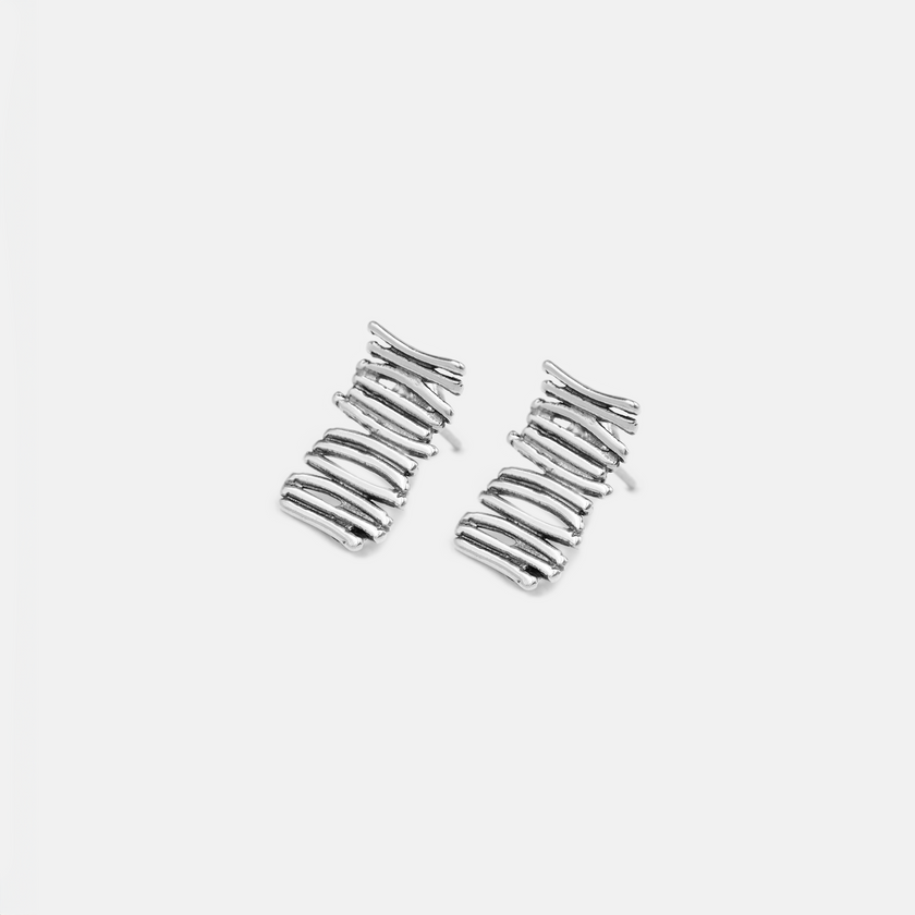 עגילי כסף סטרלינג 925 בעיצוב טהור ונקי – ללא אבנים, ללא קישוטים, רק מתכת אצילה ואסתטיקה מדויקת. העיצוב המינימליסטי מדגיש את יופיו של הכסף עצמו ומציע מראה עדין אך מלא בנוכחות. תכשיט שמתאים לכל שעה ביום – לעבודה, לפגישה, לאירוע או ללבוש יומיומי מוקפד. עגילים קלילים ונוחים במיוחד, מתאימים גם לעור רגיש ולאלה שמחפשות איכות גבוהה ונוחות בלי לוותר על סגנון. הבחירה המושלמת לנשים שאוהבות עיצוב מודרני, פשוט ומלא אופי. מגיעים באריזת מתנה מהודרת – מוכנים לרגע של פינוק, הפתעה או אהבה עצמית.

