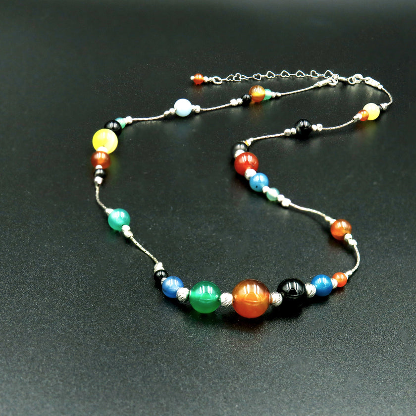 שרשרת ייחודית המשלבת אבני אגת צבעוניות בטקסטורות טבעיות לצד כסף טהור 925 – תכשיט שמחבר בין חומר גלם חי לעיצוב מדויק. כל אבן שונה בצבעה, מה שיוצר תחושת תנועה ונשימה טבעית. מתאימה לחובבות מראה בוהו־שיק עדין, ולמי שמחפשת צבע ואיזון בין אומנות ליומיום.

