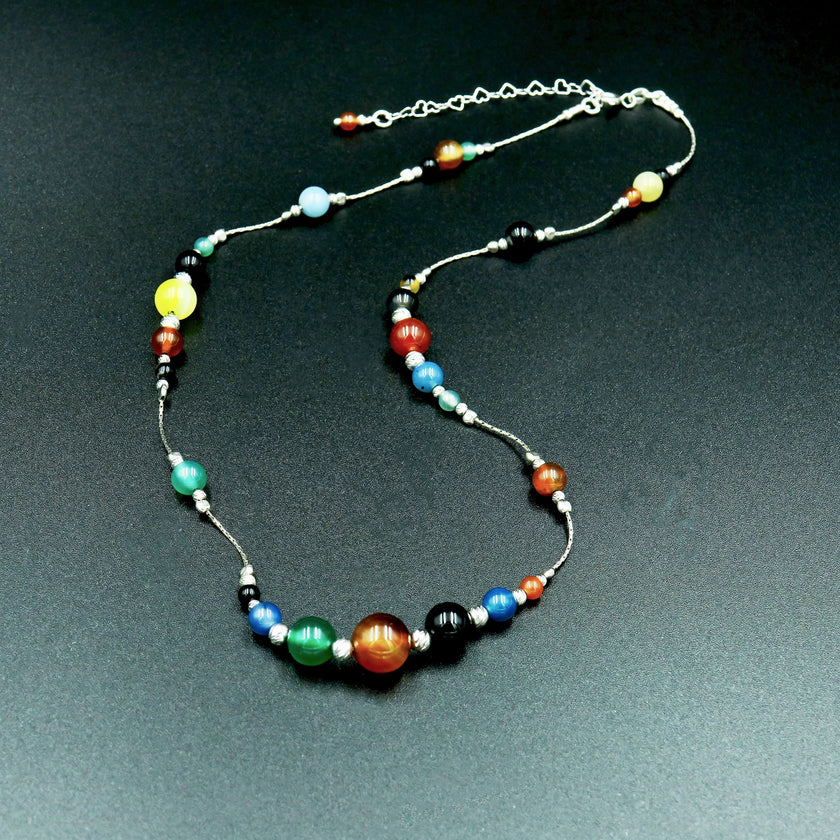 תכשיט אקספרסיבי שמביא איתו עולם שלם של צבע ואור – שרשרת משובצת אבני אגת בשלל גוונים משתנים, בעבודת יד מדויקת, עם חיבורי כסף 925 למראה מהודק ואיכותי. תוספת מושלמת למי שאוהבת לבטא את האישיות שלה דרך תכשיטים, ולשלב טבע ואלגנטיות יחד.

