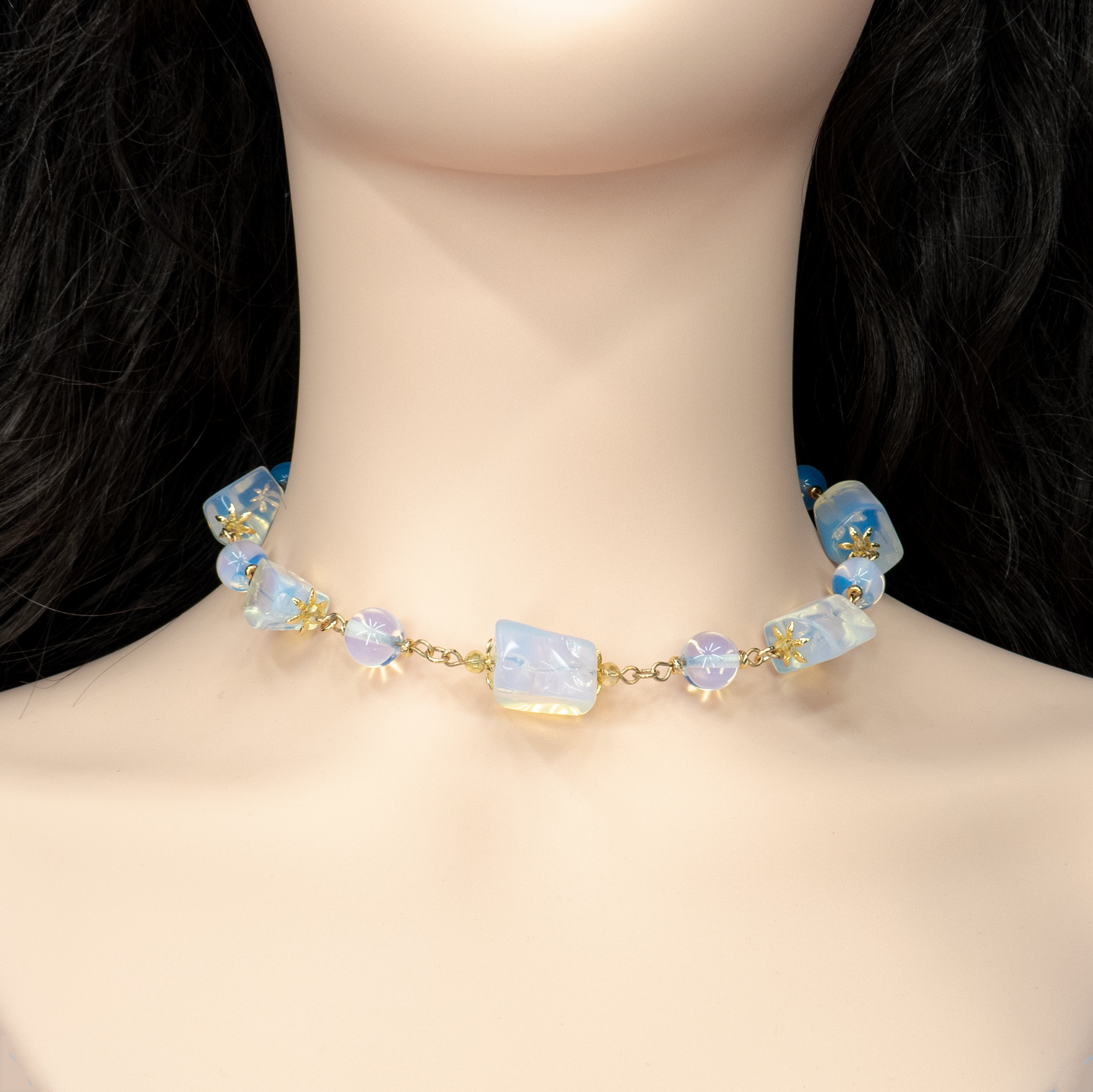 ענק זוהר עם גוונים עדינים של מונסטון ואופליט – תכשיט שנראה כמו אור לבן הנשבר לאלפי צבעים פנימיים. האבנים בעלות שקיפות חלקית ומשחק של נצנוץ מרהיב בכל תנועה. מתאים כתכשיט חתונה, למראה ערב אלגנטי או לכל מי שמבקשת נגיעה של קסם יומיומי.

