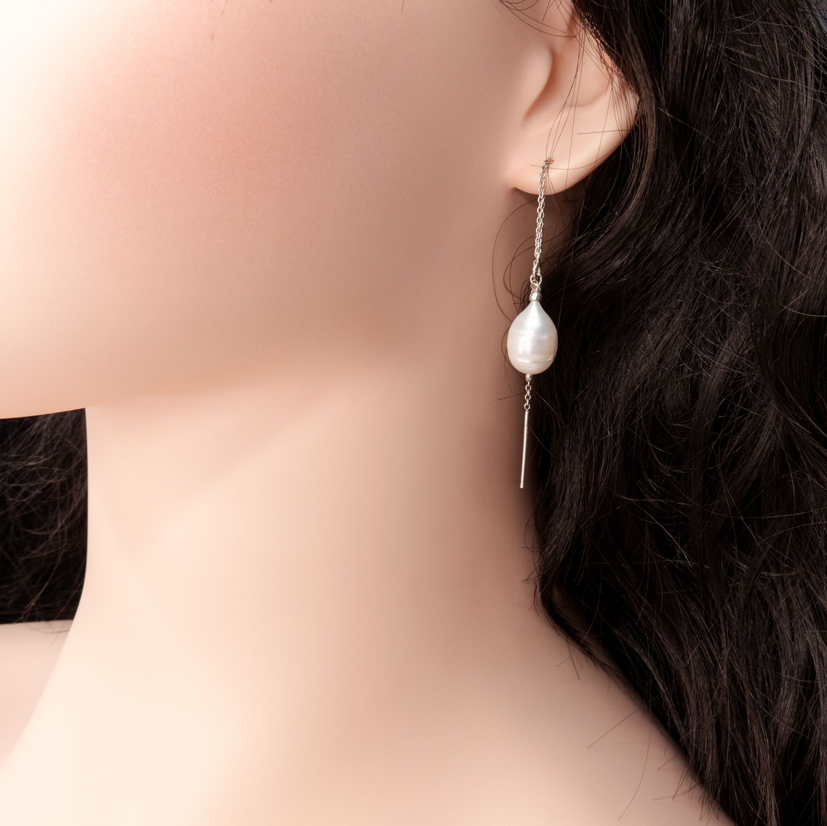 עגילי שרשרת אלגנטיים בעבודת יד עם פנינה לבנה טבעית בגימור מבריק ועדין. תכשיט קלאסי ונשי שמקרין טוהר ויוקרה שקטה. מושלם לכלה שמחפשת עגיל עדין ליום חתונתה, או כמתנה לאישה אהובה – תכשיט שמביע הערכה, אהבה ונשיות אלגנטית.

