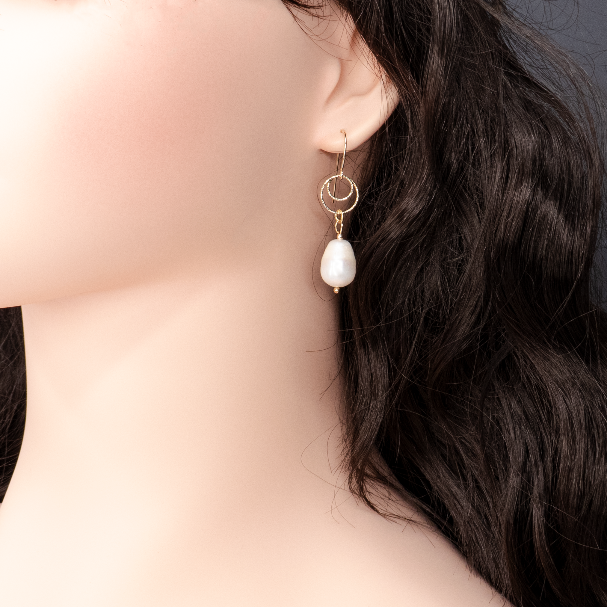 עגילי שרשרת בעבודת יד עם פנינה לבנה בגימור מבריק. עיצוב קלאסי שמחמיא לפנים ומעניק תחושת קלילות ותנועה עדינה. מתאימים במיוחד לאמא של הכלה או החתן – נשים שרוצות להיראות מלאות חן, שקט פנימי וסטייל ביום שבו הן נוגעות בלב.

